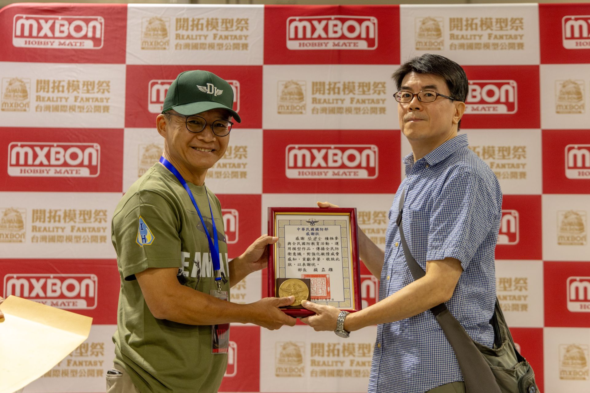國防部頒發「全民國防教育特別獎」，表彰參賽者在推動全民國防教育、發揮創意結合軍事題材上的卓越表現。（記者劉宸瑋攝）