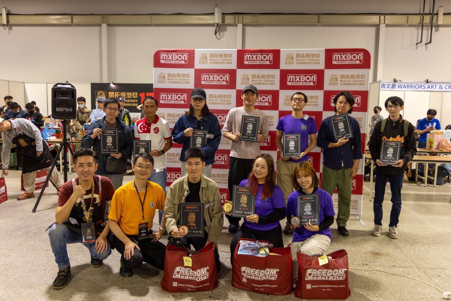 得獎者與評審合影。（記者劉宸瑋攝）