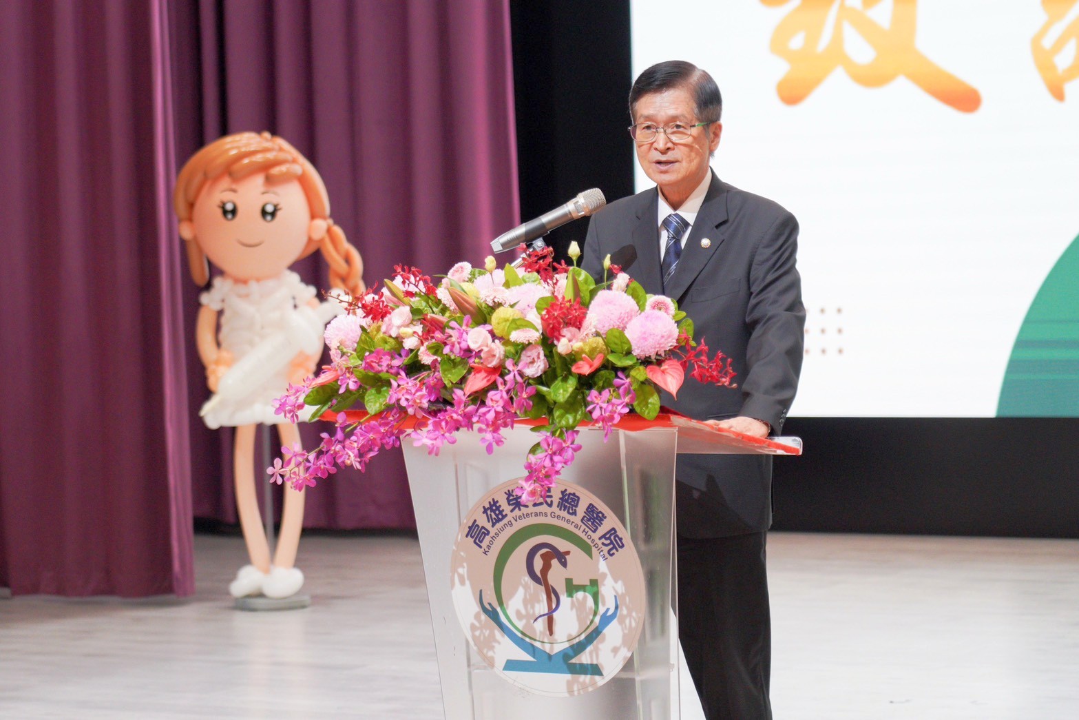 輔導會主任委員嚴德發期許所屬醫療、安養機構同仁一起努力，凝聚社會共識，為健康臺灣目標共盡一份心力。（高雄榮總提供）