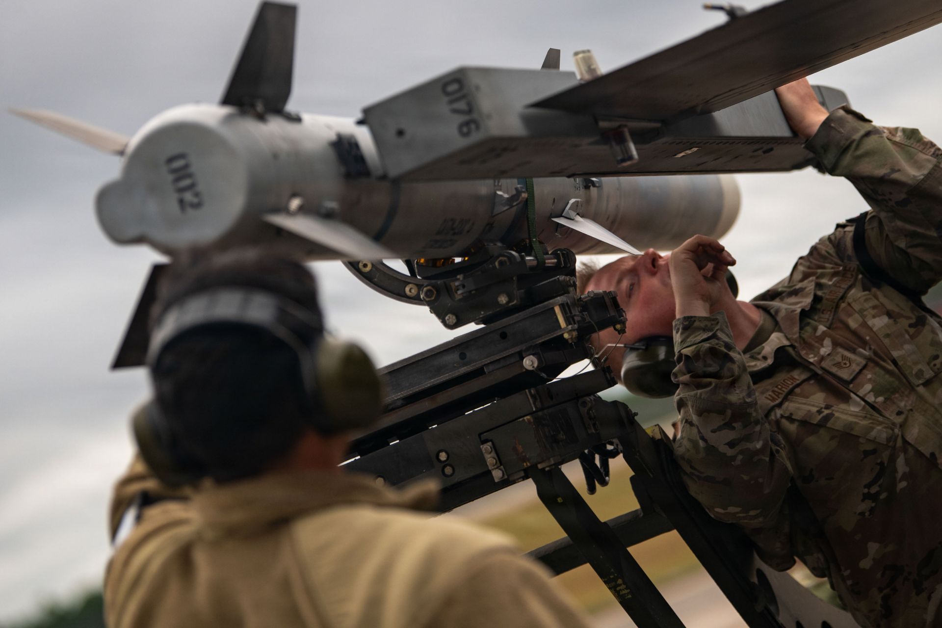  美空軍官兵拆下F-16戰機惰性AIM-120系列飛彈，為實彈射擊等演訓課目做準備。（取自DVIDS網站）