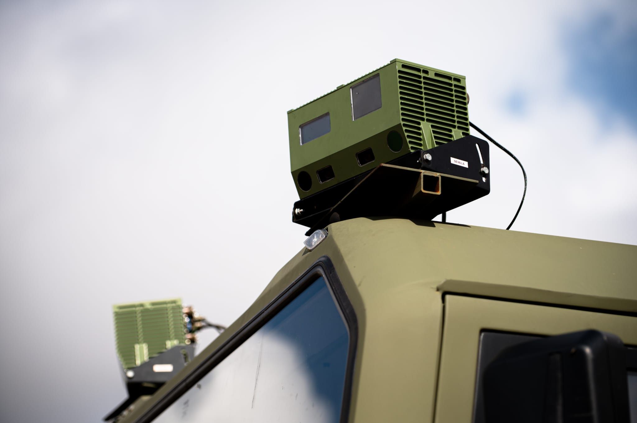  自主車輛結合AI等先進系統，可自主執行任務，也可與有人載具配合，即時共享戰場情資。（取自Sener集團領英帳號）