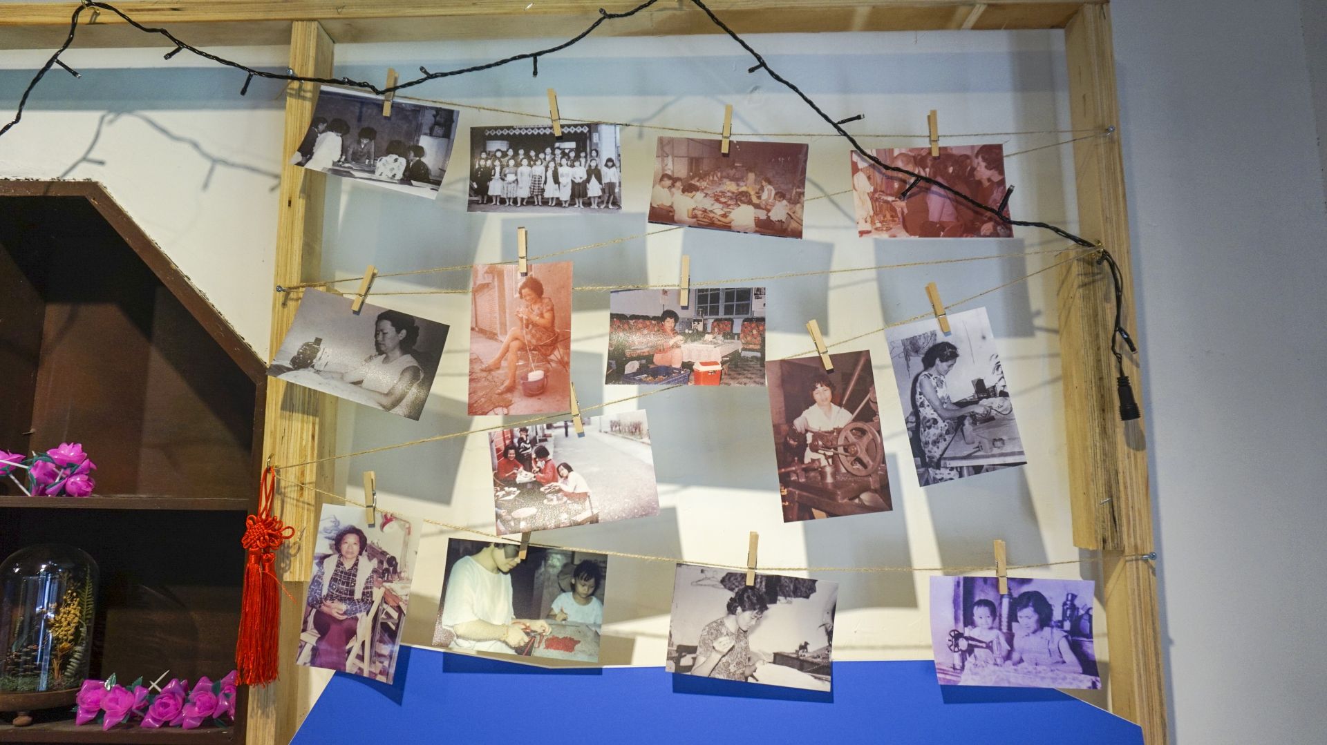  一張張老照片呈現眷村住戶在家中代工時的樣貌。（記者范瑜攝）