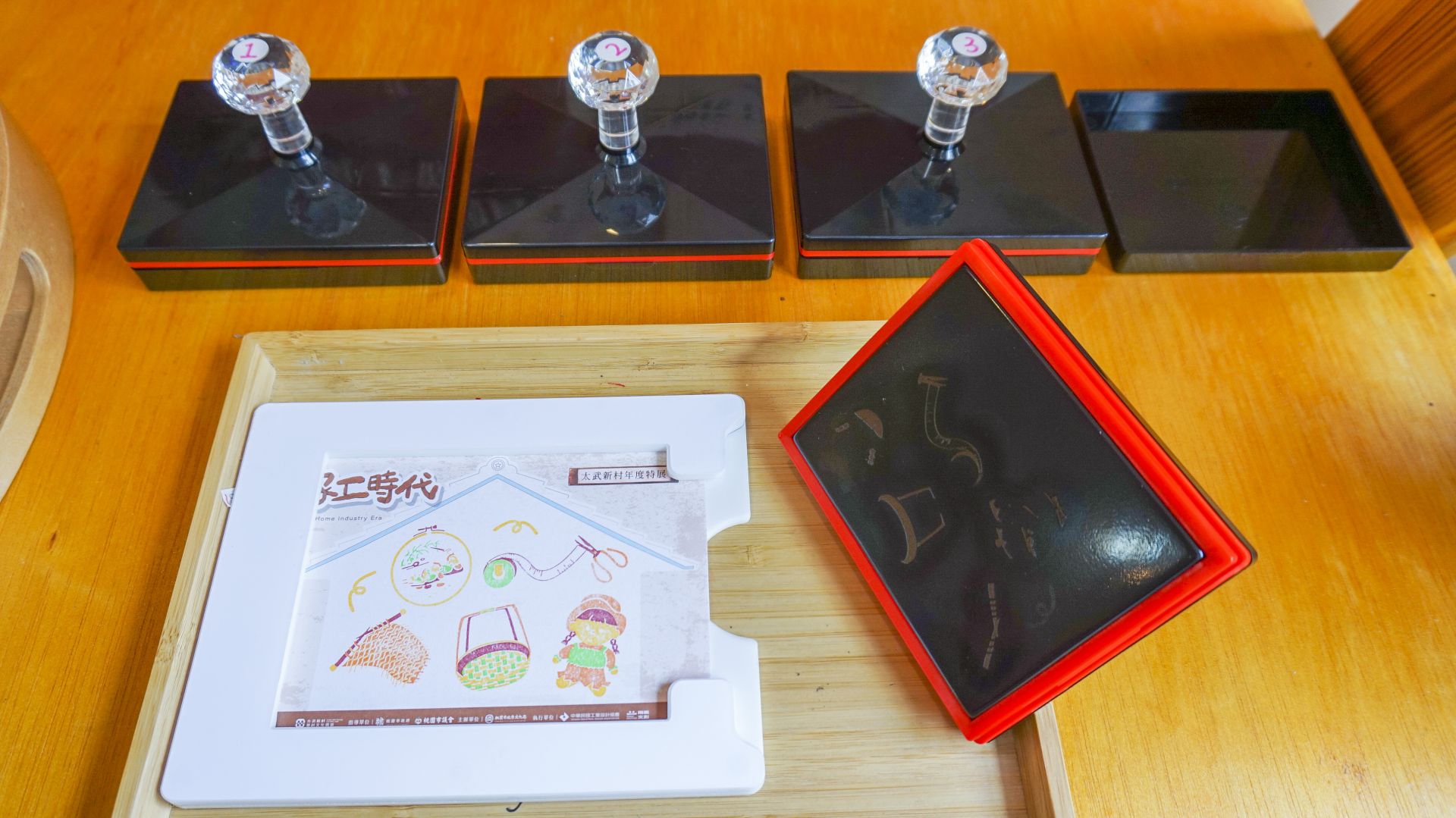  民眾可在展場中，透過一層層顏色的堆疊，印出「家工時代」明信片。（記者范瑜攝）