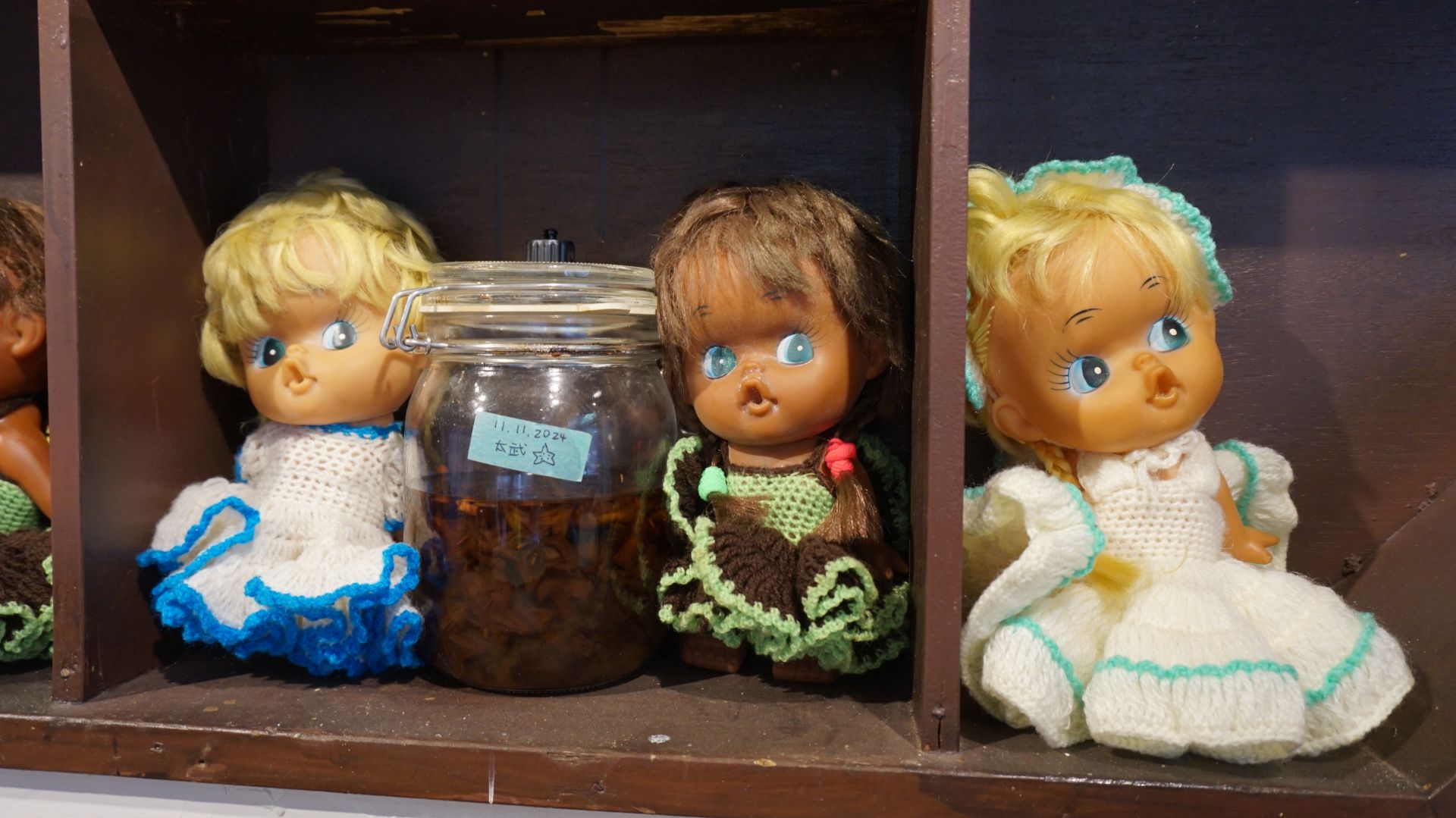  早年許多婦女在客廳、廚房與陽臺間展開「家庭代工」，用毛線勾出娃娃衣飾。（記者范瑜攝）