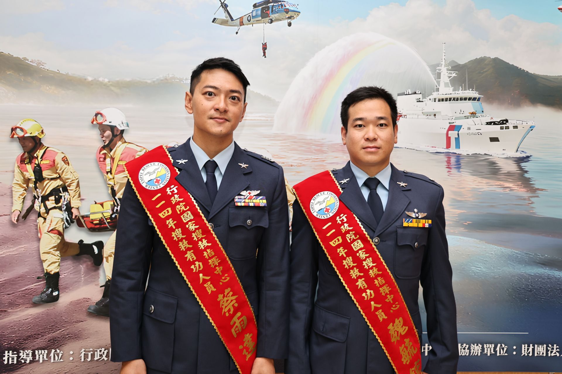 行政院國家搜救指揮中心昨日舉辦「114年搜救有功人員表揚大會」，由院長卓榮泰頒獎表揚24位各領域優秀搜救英雄。其中，空軍第4聯隊救護隊飛行官魏毓鋐少校與航空救護士蔡雨達上士，長年投入空中救護、海上搜救等任務，獲頒第1類「實際執行搜救任務」獎，展現國軍無畏奉獻精神。（記者劉宸瑋攝）