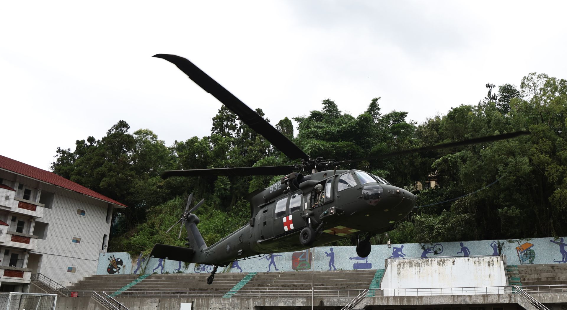 獲獎的飛行官魏毓鋐少校，於民國112年卡努颱風過境，曾駕駛UH-60M直升機，前往南投仁愛鄉執行山區物資運補任務。（本報資料照片）