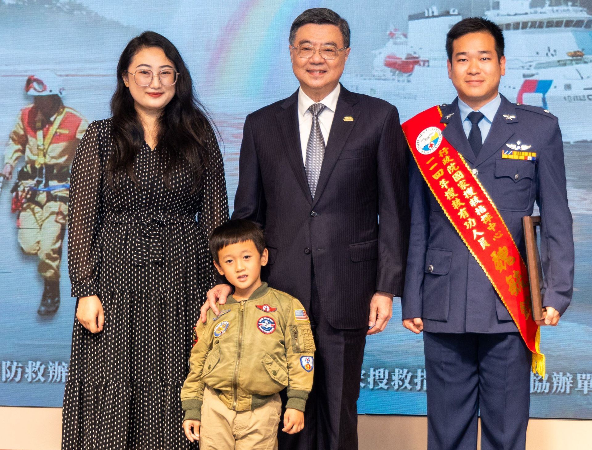 魏毓鋐少校榮獲114年搜救有功人員第1類「實際執行搜救任務」獎項，邀請眷屬一同上臺與卓揆合影留念。（記者劉宸瑋攝）