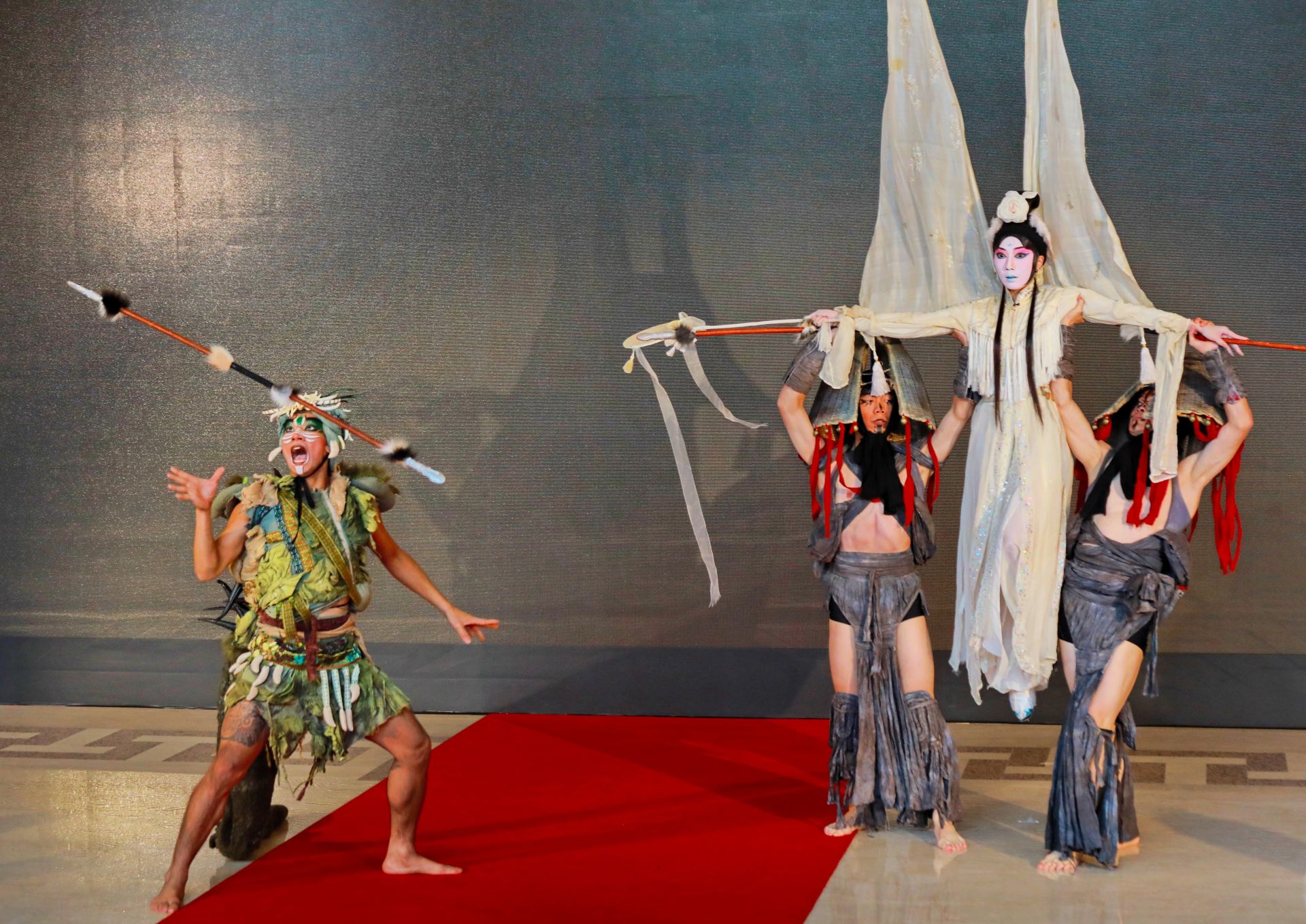 當代傳奇劇場《暴風雨》，再現莎翁筆下魔幻冒險世界。（記者黃朝琴攝）