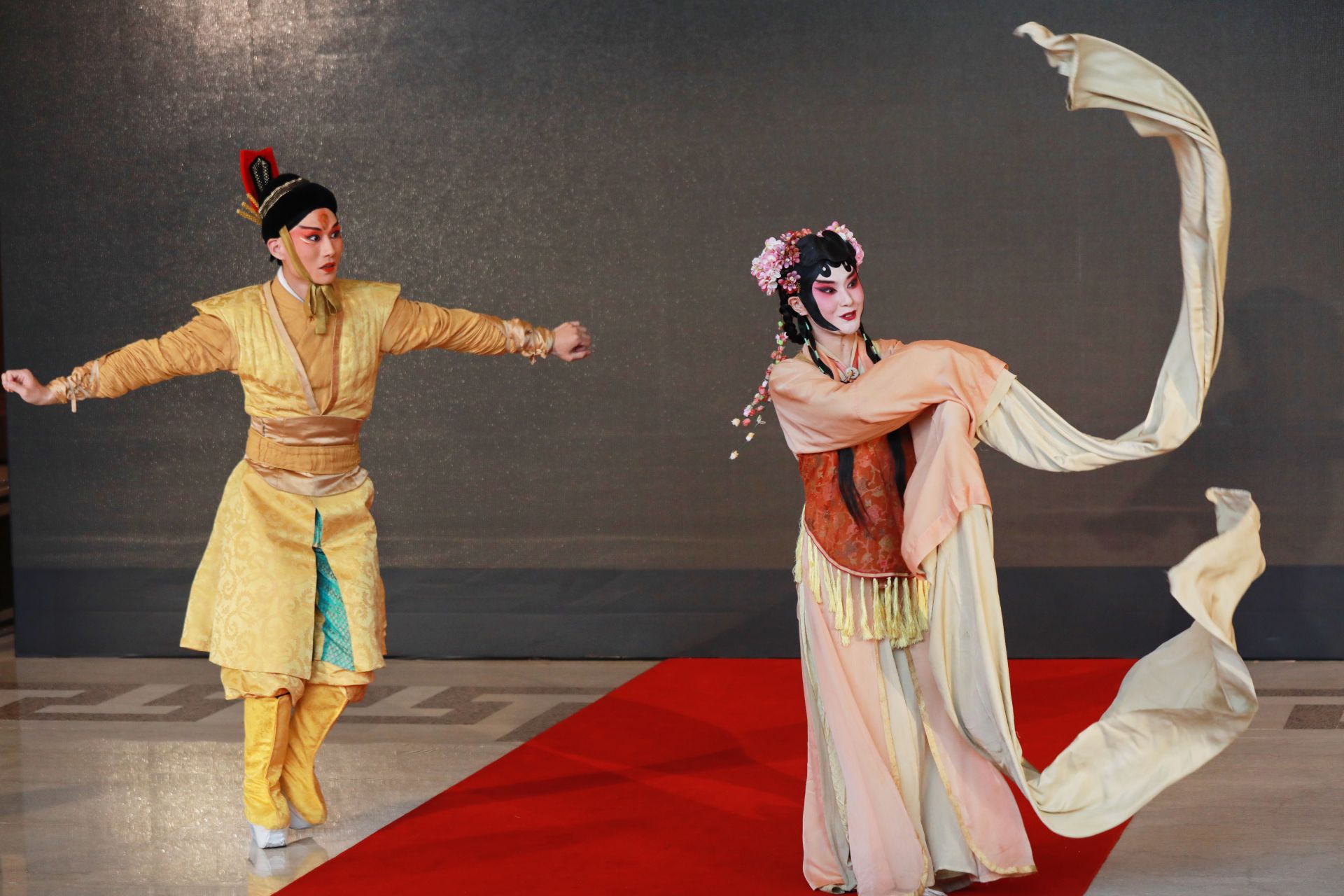 青年演員詮釋莎士比亞寓言，成就一場目眩神迷的魔幻饗宴。（記者黃朝琴攝）