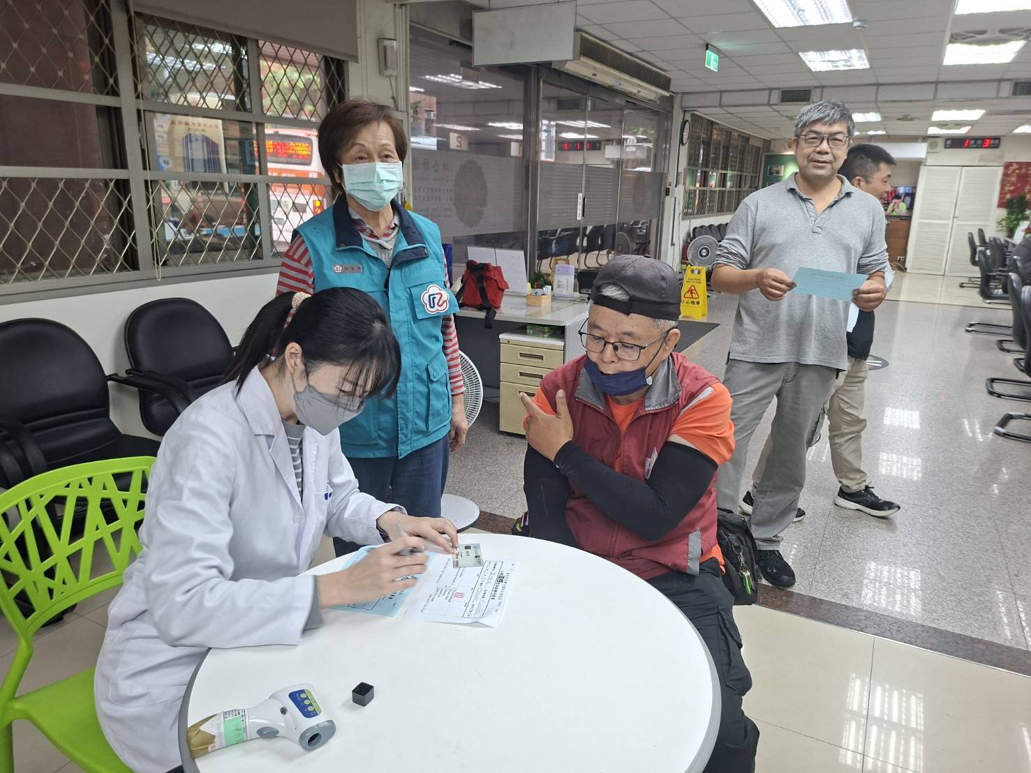 臺北市榮服處商請臺北市立聯合醫院團隊，為臨櫃洽公民眾、榮欣志工等提供「流感疫苗」及「COVID-19疫苗」接種服務。（臺北市榮服處提供）