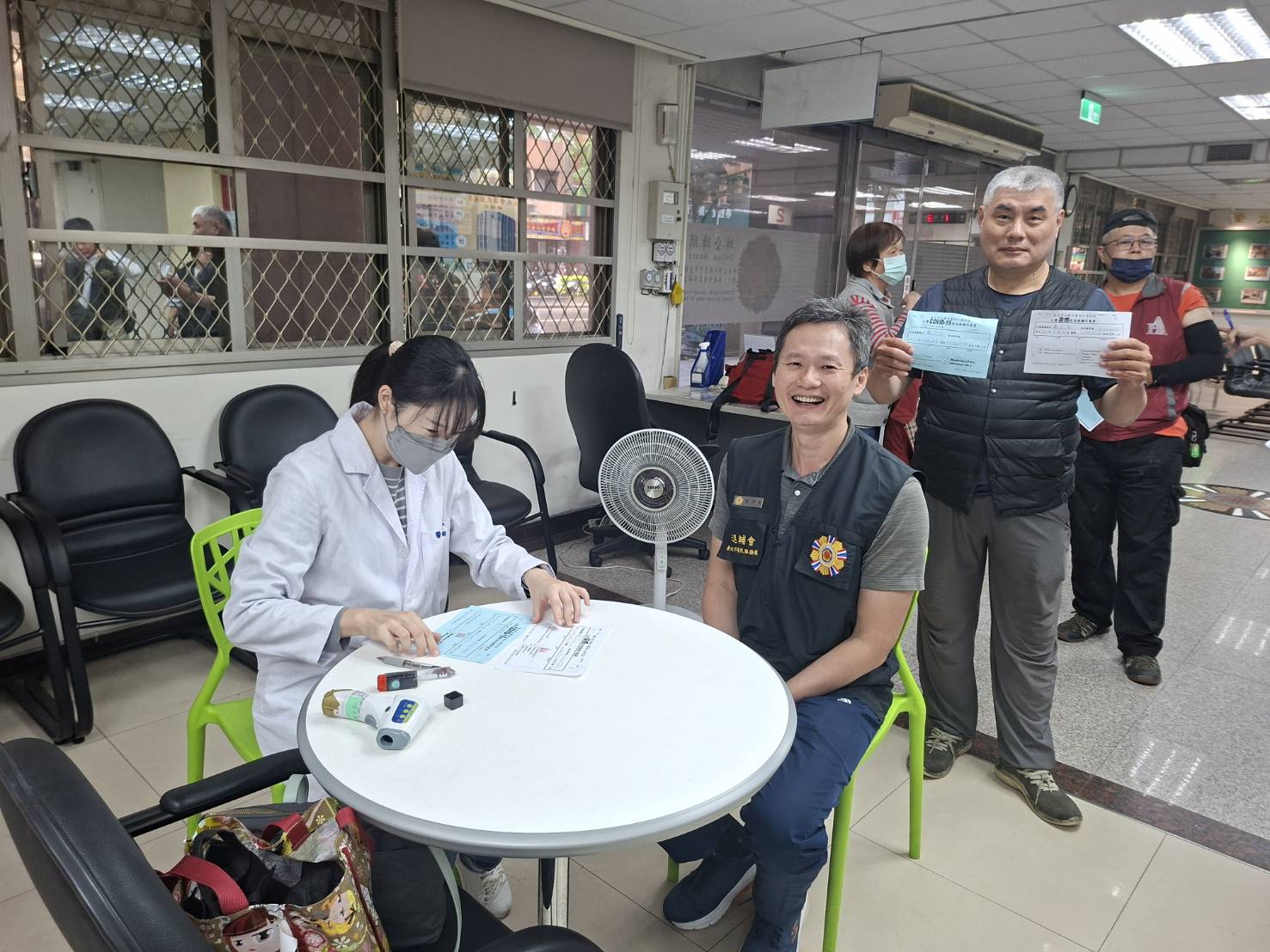 臺北市榮服處商請臺北市立聯合醫院團隊，提供「流感疫苗」接種服務，讓榮民眷能就近施打疫苗。（臺北市榮服處提供）