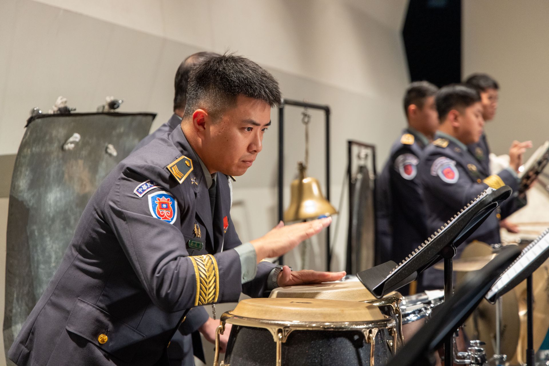 陸軍軍樂隊官兵演奏康加鼓。（記者劉宸瑋攝）