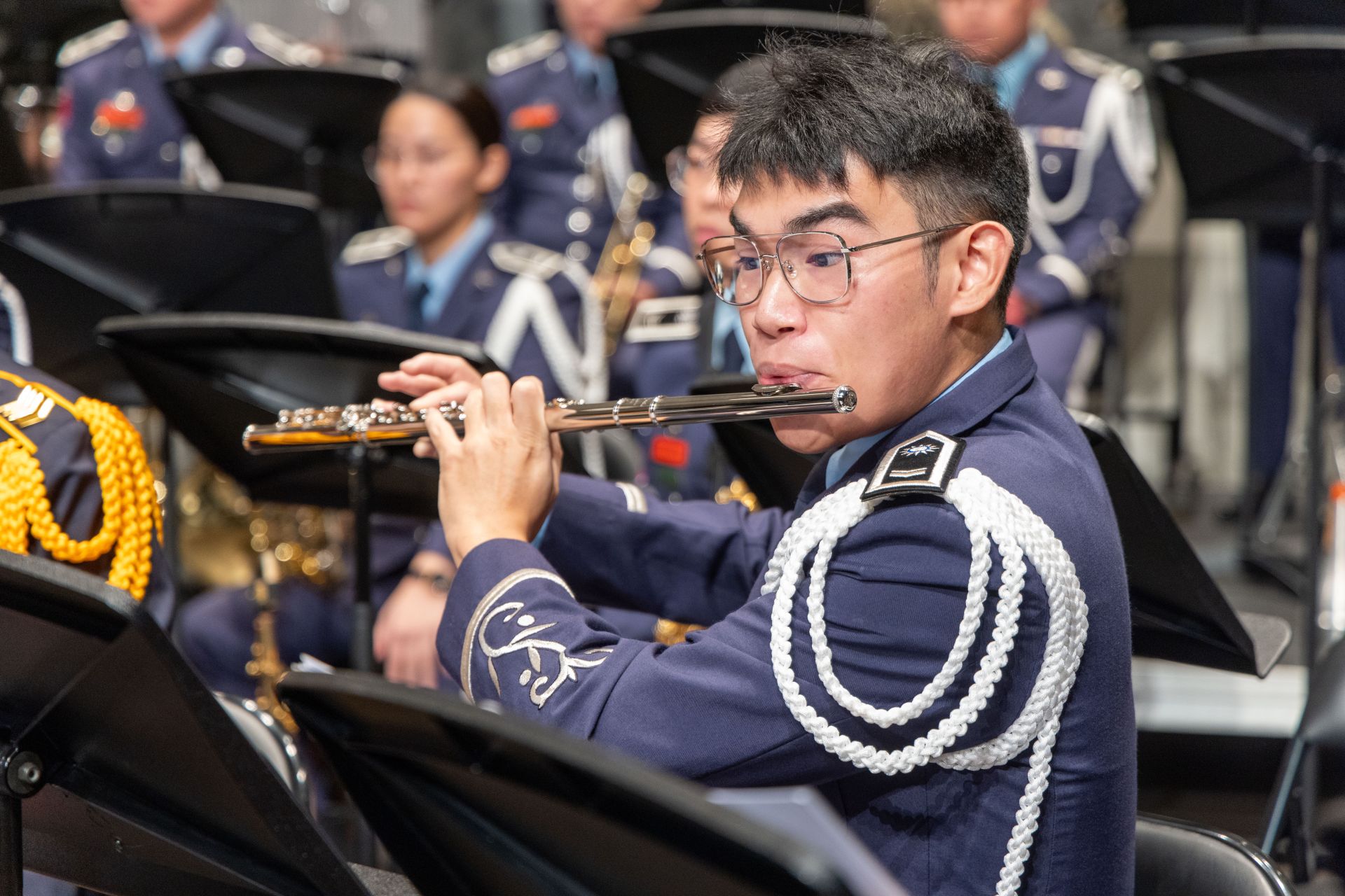 空軍軍樂隊官兵吹奏長笛，為樂曲帶來優美旋律。（記者劉宸瑋攝）