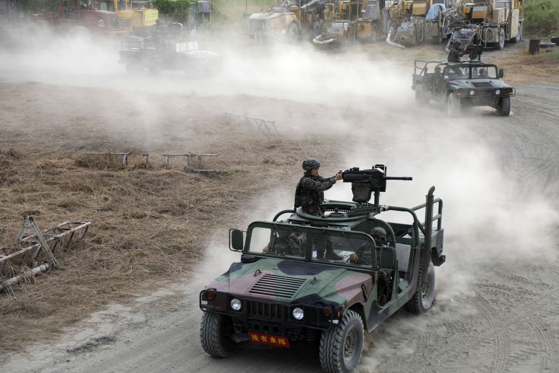 操演部隊獲令後，迅速進入陣地，準備展開射擊。（記者孫建屏攝）