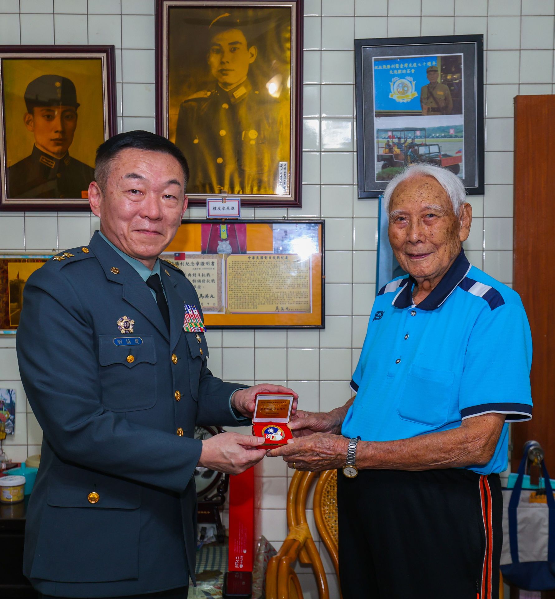 劉指揮官代表國防部致贈「紀念二戰暨抗戰勝利80週年紀念徽章」。（記者連琳攝）