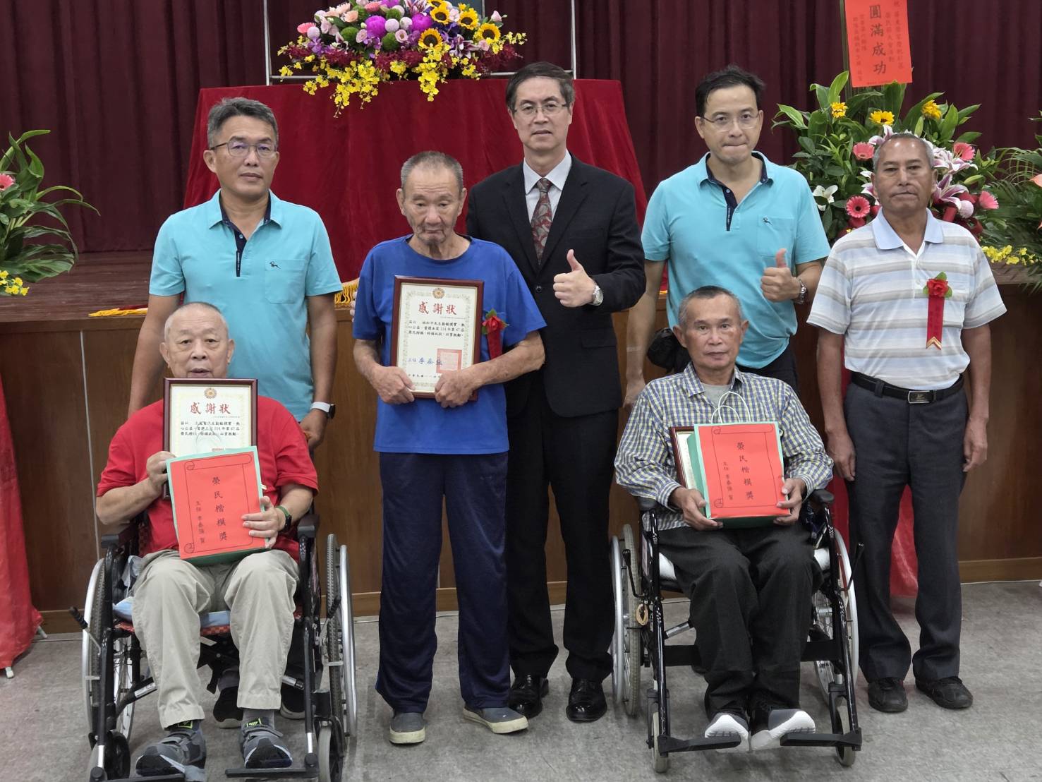 家主任李秦強在會中表揚「榮民楷模」、「績優合約廠商」等，場面溫馨且隆重。（屏東榮家提供）