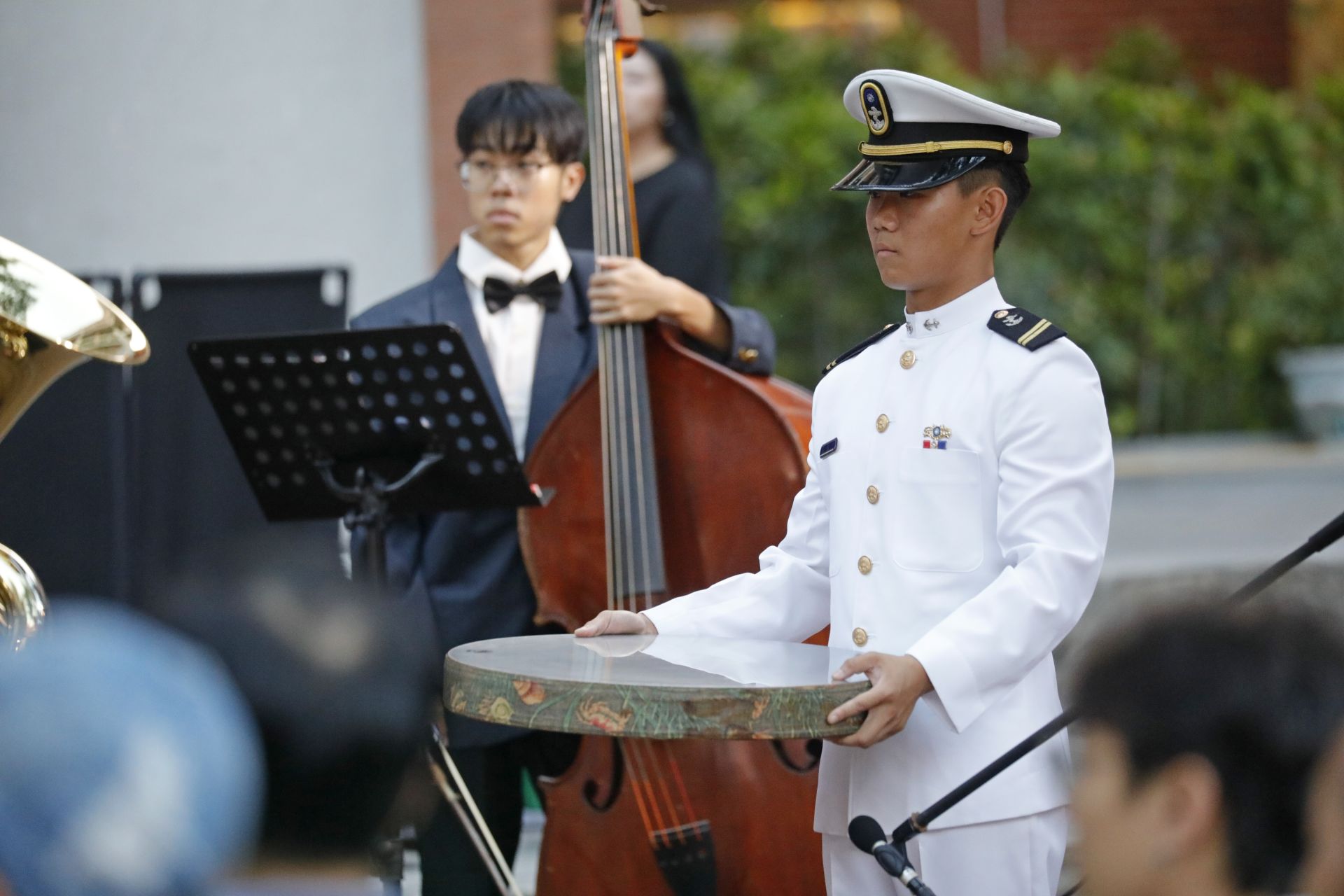 海官學生以海洋鼓，為樂曲營造出西子灣陣陣濤聲與意象。（記者孫建屏攝）