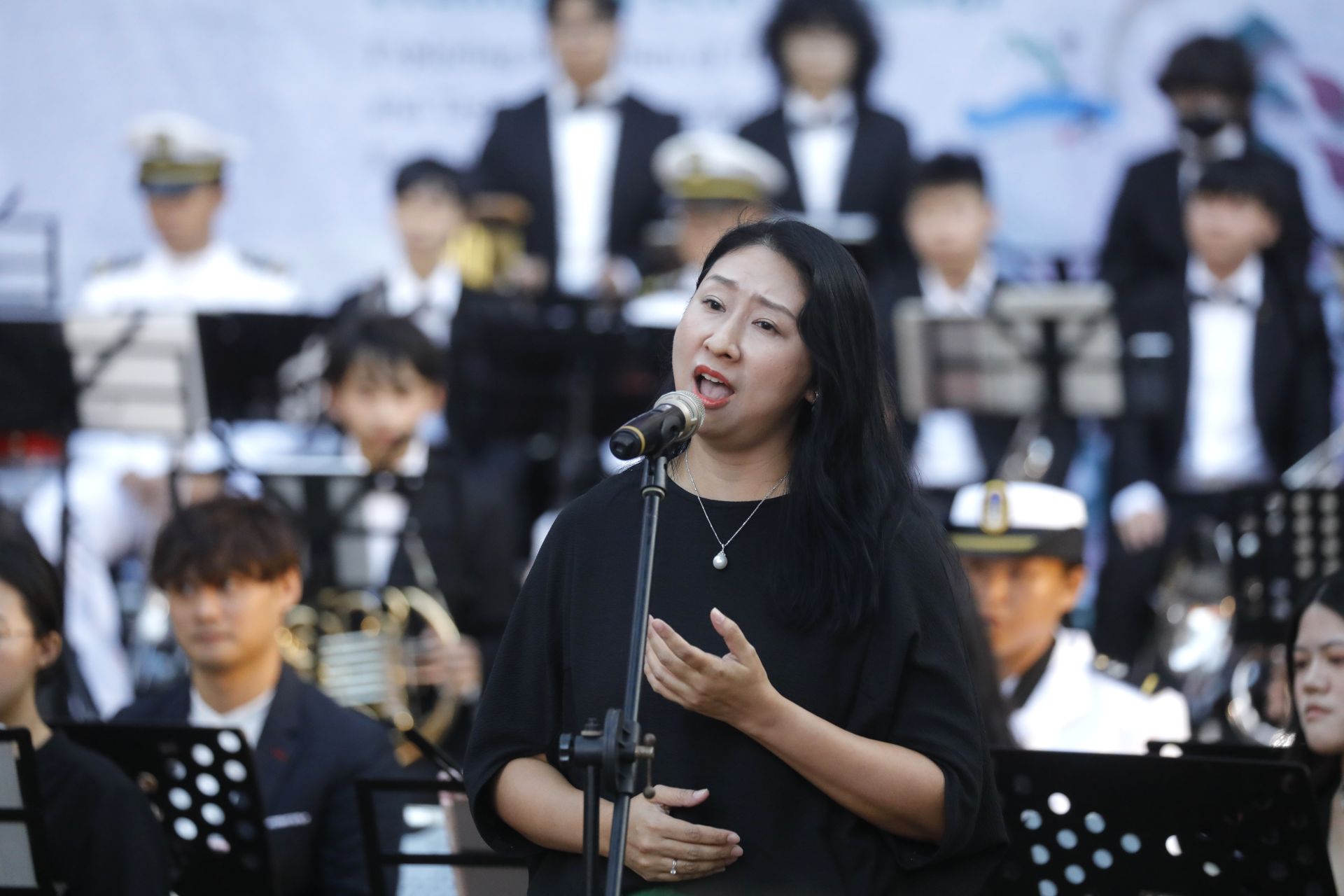 聲樂家黎詠恩演唱法國香頌《愛的禮讚》，清亮靈動的嗓音，充分詮釋香頌樂曲的浪漫與韻味，讓現場所有人沉醉其中。（記者孫建屏攝）