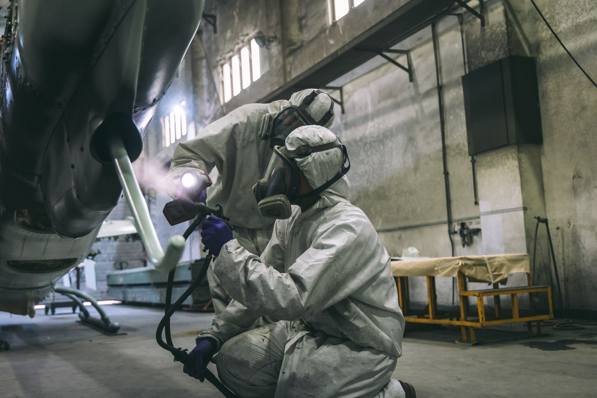  噴漆組官兵進行全機噴漆時，正手負責噴塗，須搭配副手照明，方能確保無遺漏或垂流之處。（記者陳彥陵攝）