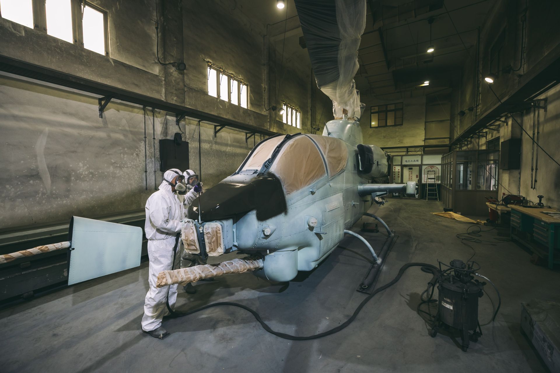  官兵進行AH-1W攻擊直升機全機噴漆作業。（記者陳彥陵攝）