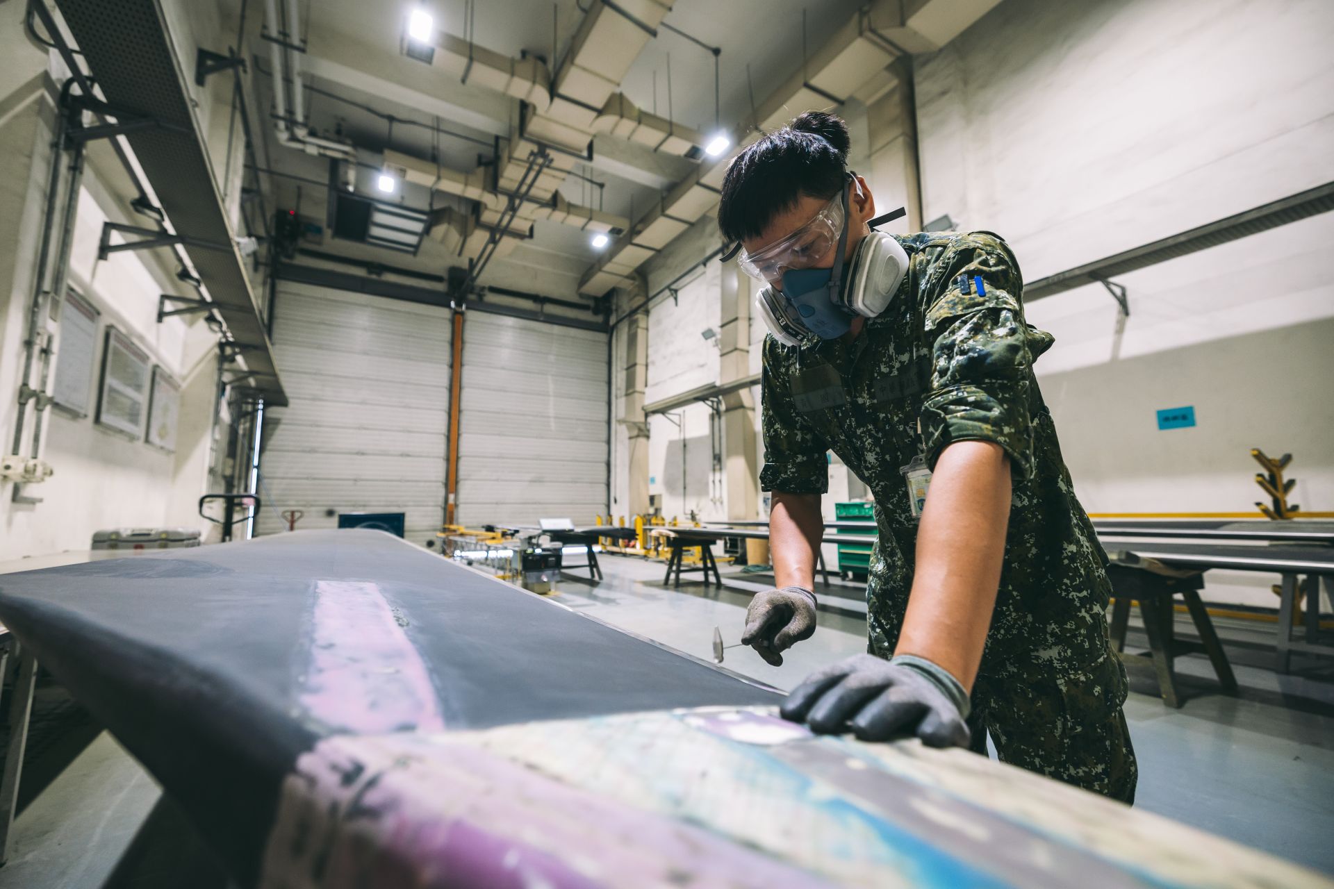  複材組官兵運用「敲擊測試」方式，判斷CH-47SD運輸直升機葉片是否損壞。（記者陳彥陵攝）