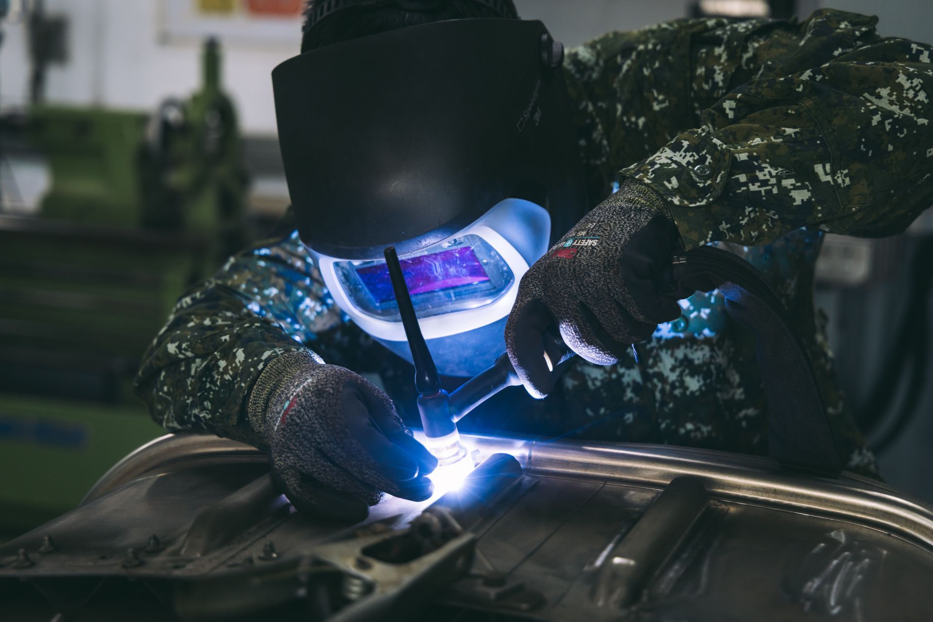  結構組官兵針對直升機排氣尾管斷裂部位進行焊接。（記者陳彥陵攝）