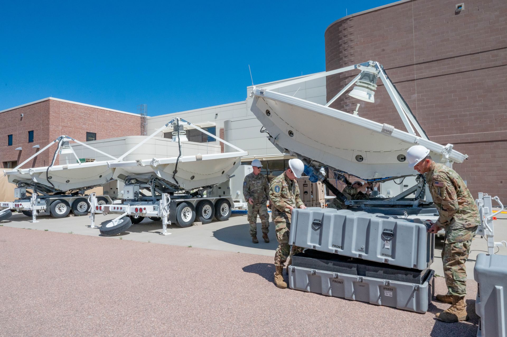 美太空軍將部署新型衛星通訊干擾系統，應對俄「中」威脅。圖為太空軍進行CCS維護作業。（取自DVIDS網站）
