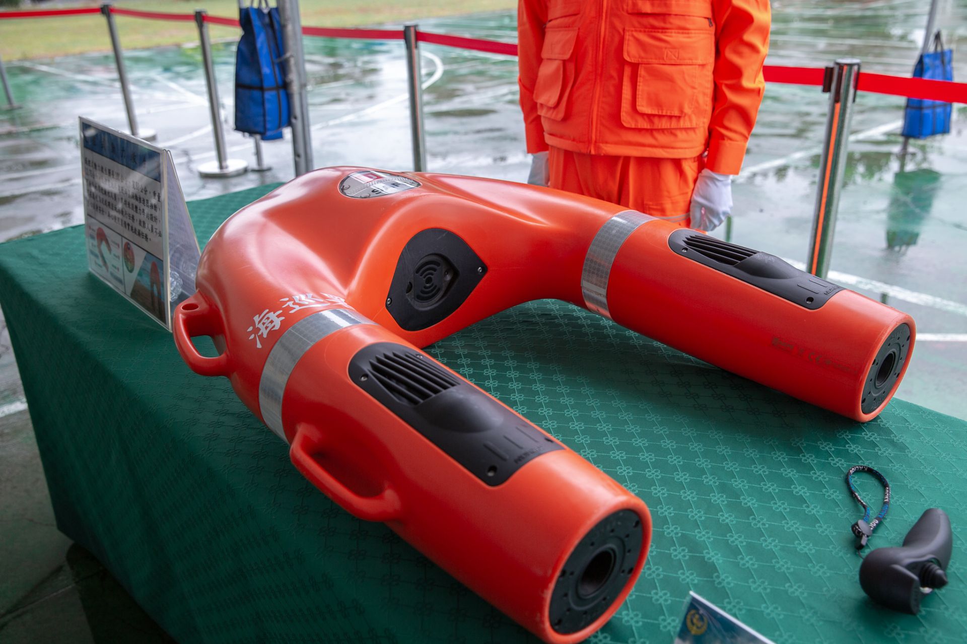  遙控動力救生圈兼具高機動性與安全性，大幅降低執勤風險。（取自總統府flickr）