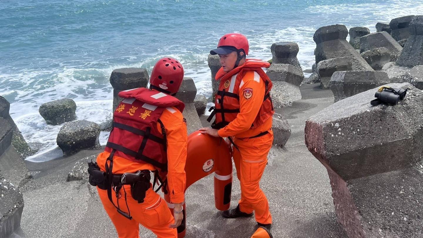  海巡署藉由遙控動力救生圈，協助將落海者帶回岸上。（取自海巡署東部分署臉書）