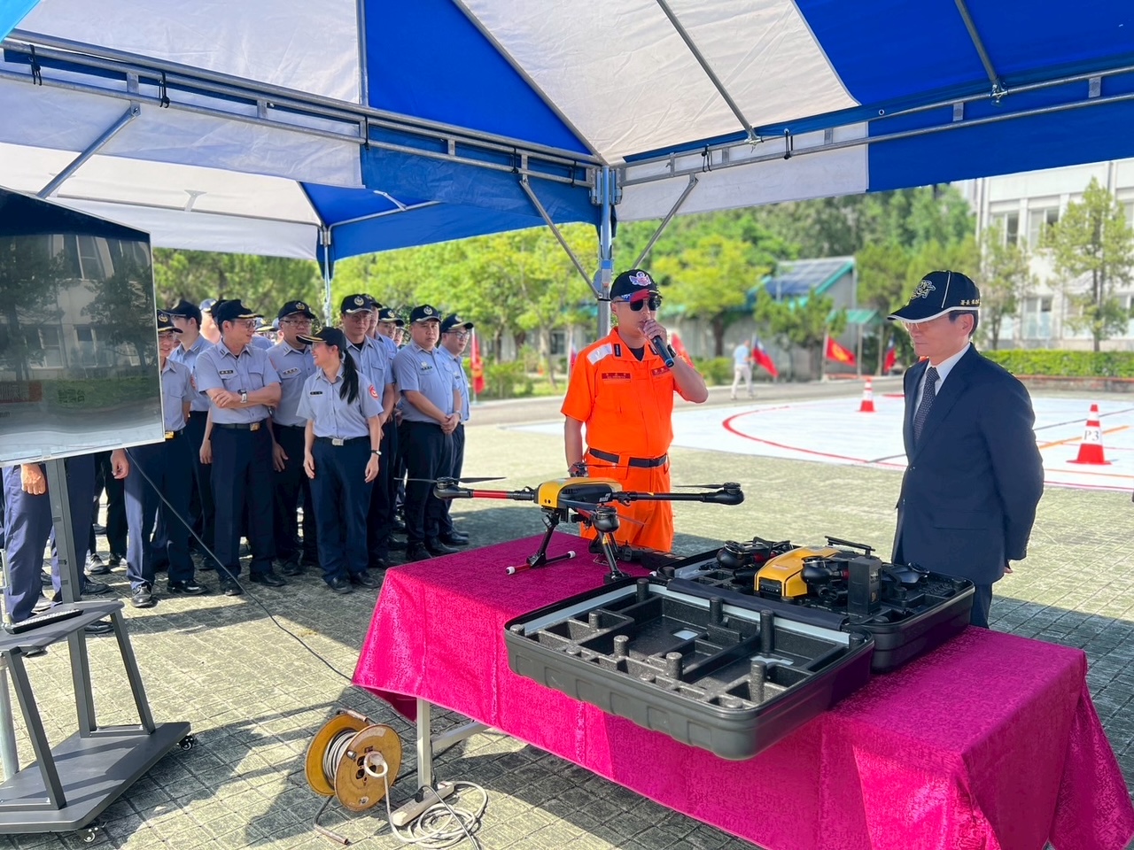  金馬澎分署遴選持有專業證照的同仁組成教官團隊，打造無人機自訓小組。圖為無人機靜態展示畫面。（海巡署提供）
