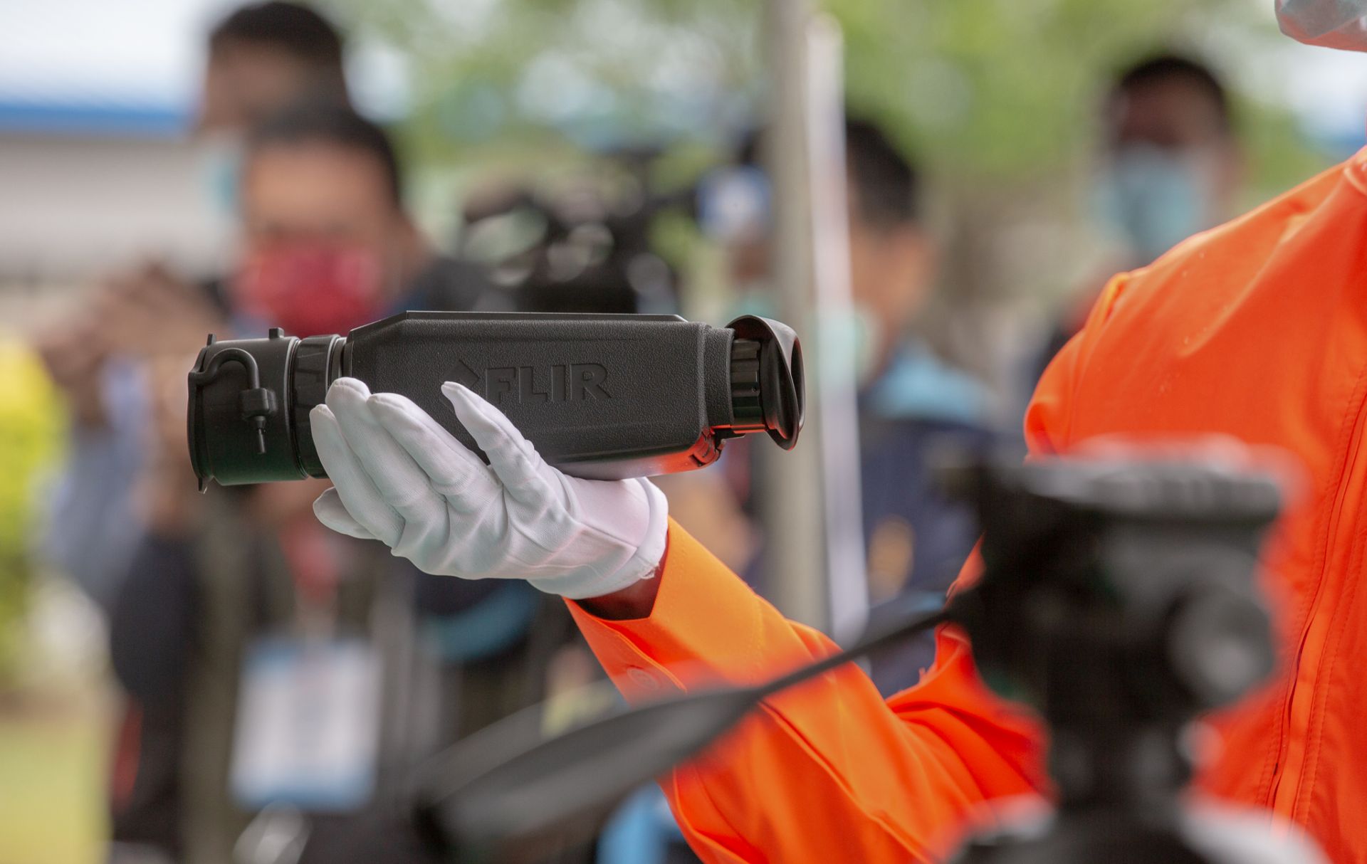  手持式熱顯像儀主要用於巡邏、守望等勤務，即使在光線不足環境中，也能透過紅外線熱源成像，清晰辨識目標位置與特徵。（取自總統府flickr）