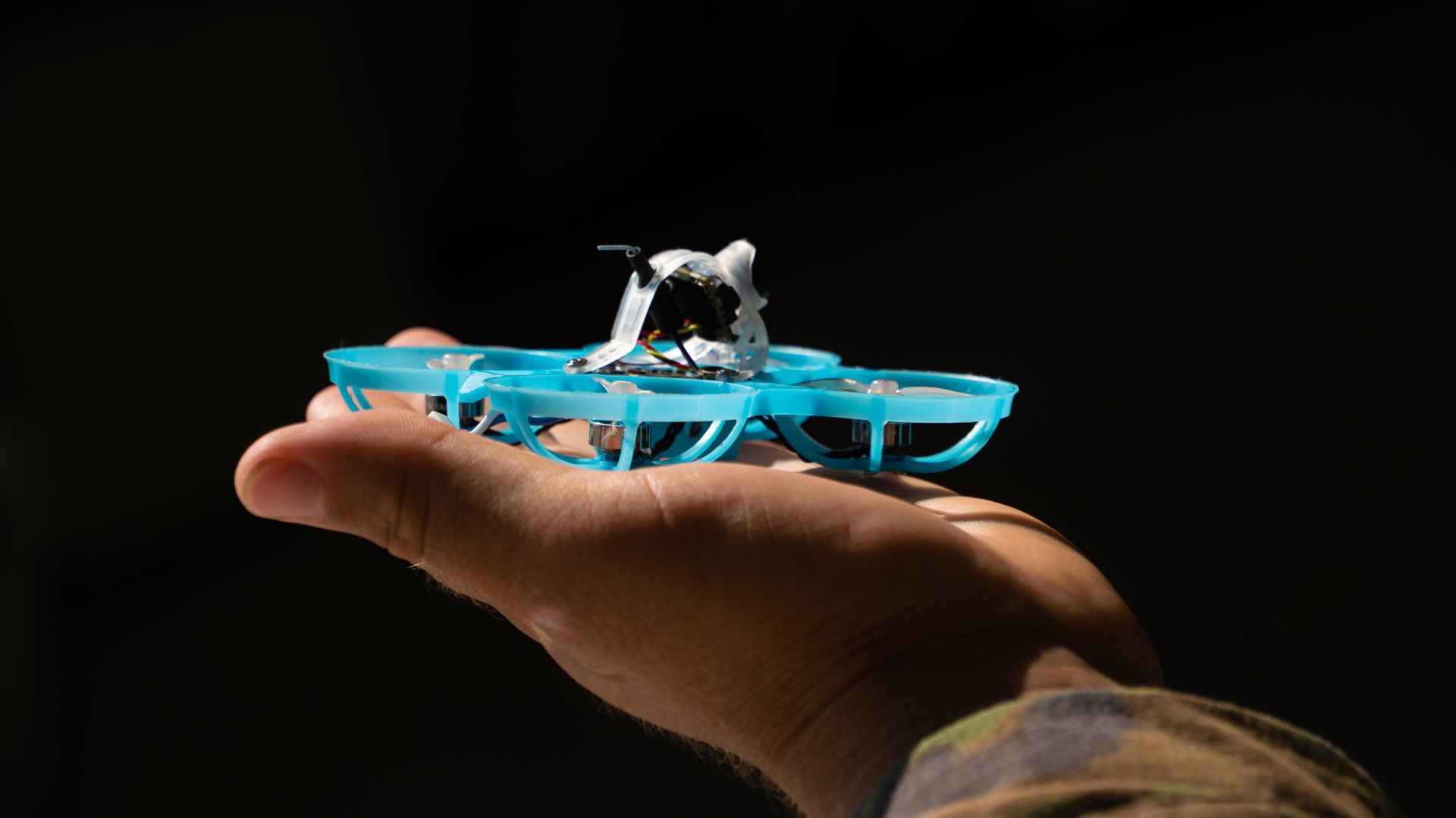  美軍在「禿鷹歸來」創新戰術試驗中，和產業夥伴共同進行實驗和創新，驗證無人機探測和反小型無人機系統（sUAS）戰術。圖為參與實測的小型無人機系統。（取自DVIDS）