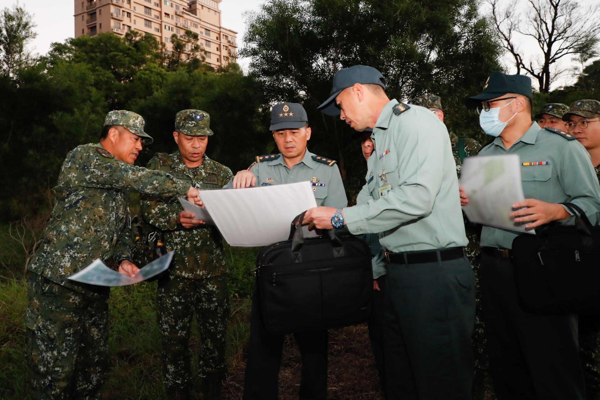 陸軍司令呂坤修上將視導訓場整建規劃，勉提升部隊訓練效益。（陸軍司令部提供）