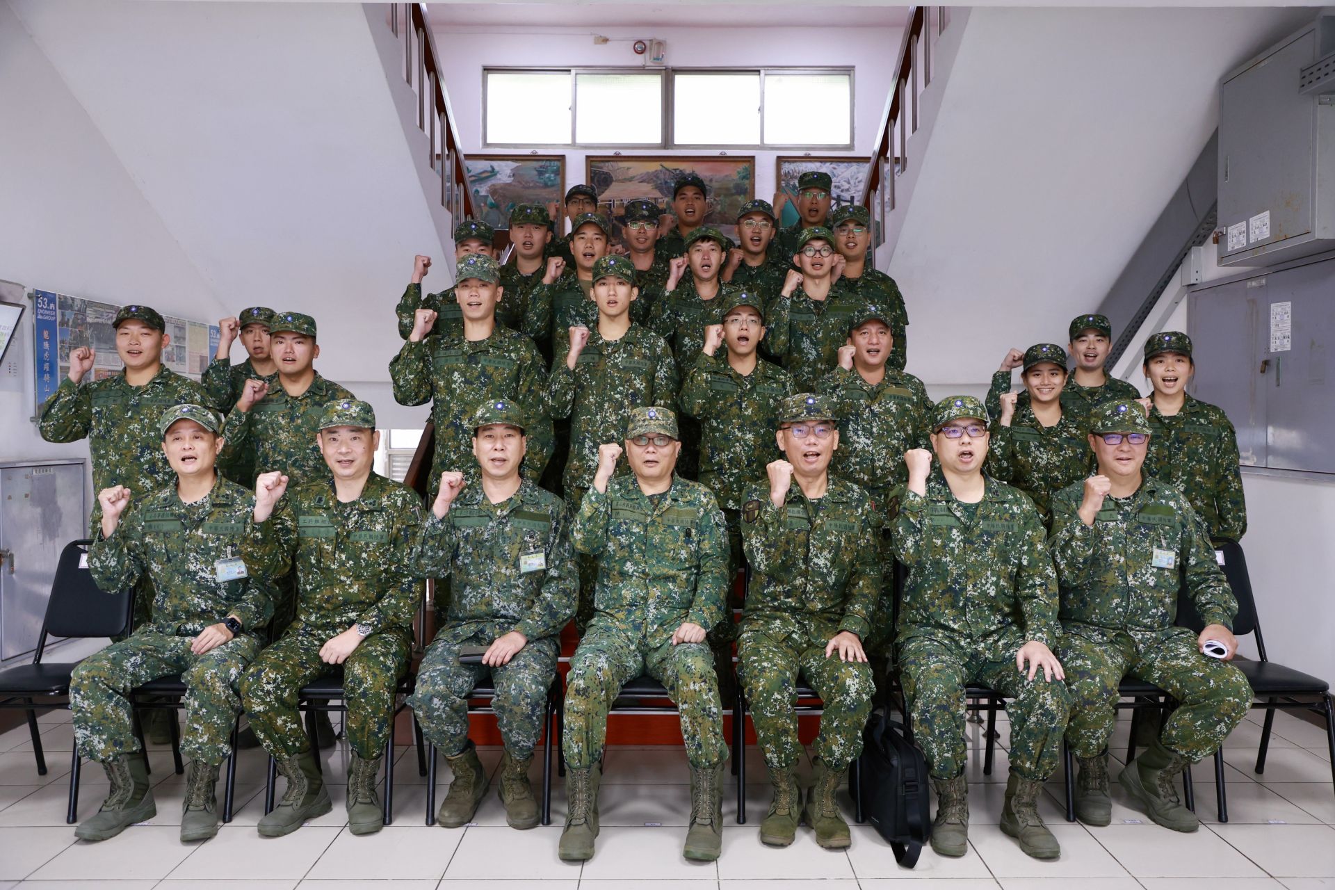 6軍團指揮官陳中將慰勉救災官兵，肯定實踐守護家園使命。（6軍團提供）