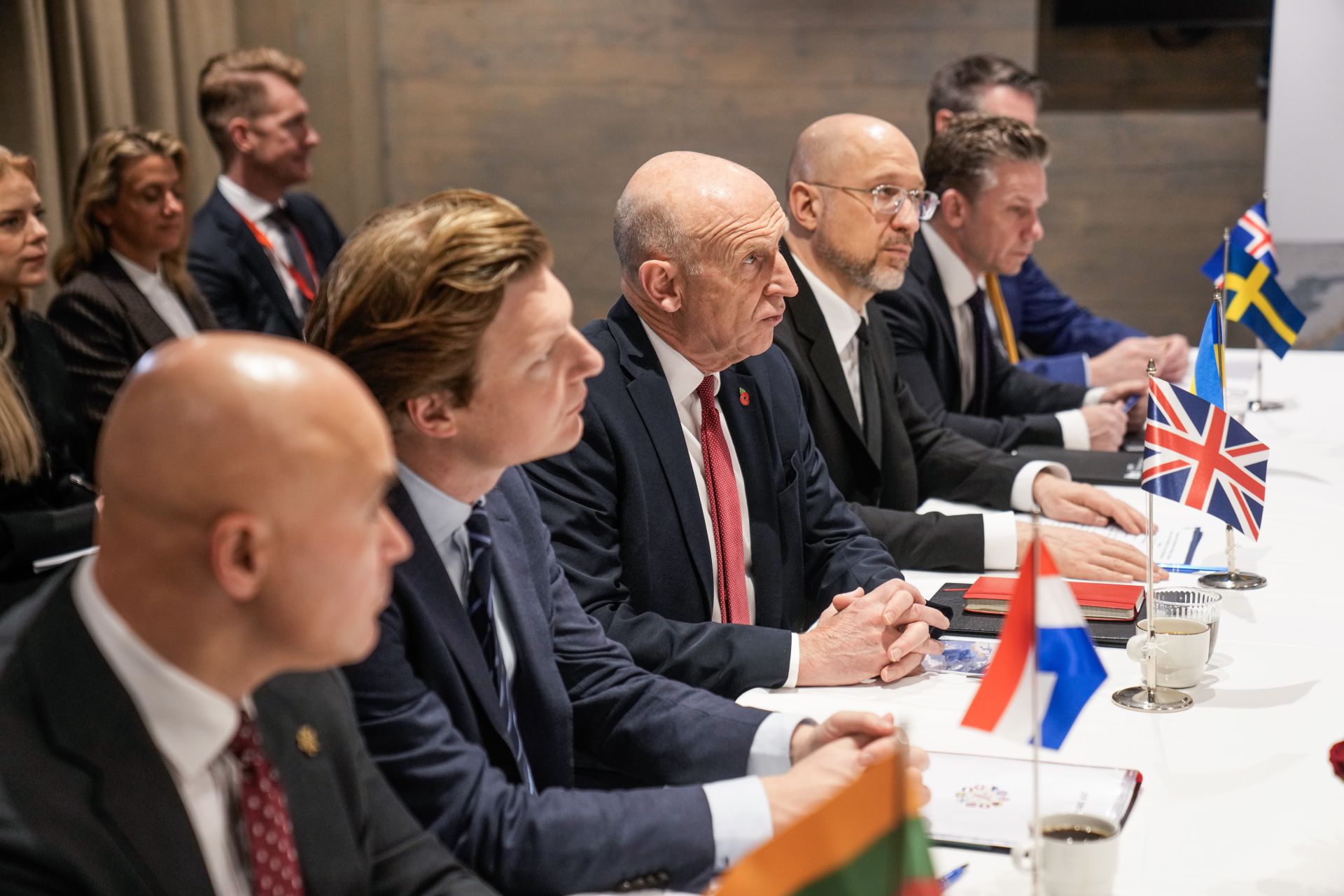 烏克蘭防長什米哈爾（右3）首次出席JEF防長會議，具重要意義。（達志影像／歐新社）