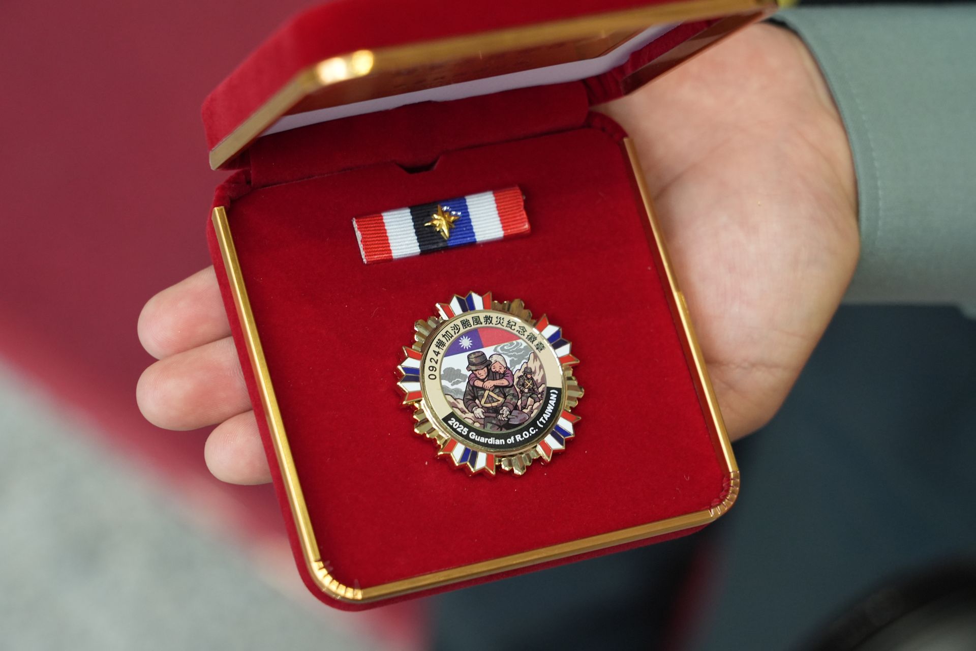 為表彰救災官兵在崗位上克盡職責，國防部長顧立雄昨日於國防部博愛大樓主持「樺加沙颱風救援有功官兵」表揚大會，親自頒發救災紀念章予陸、海、空軍等101位官兵代表，表彰他們在颱風侵襲期間，第一時間投入救援，展現國軍「保國衛民」的核心價值。（記者謝承宏攝）