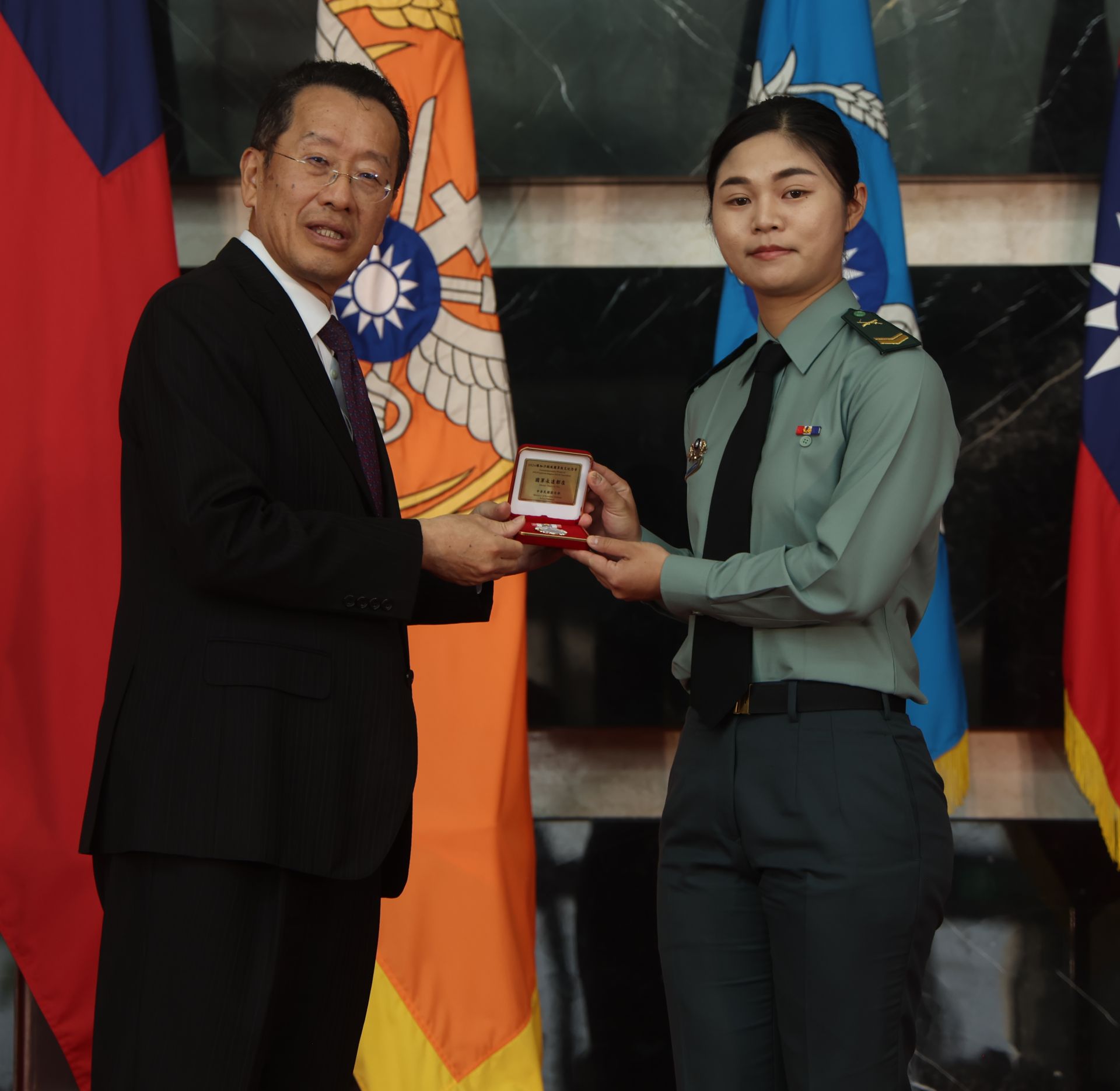 表揚大會頒發「0924樺加沙颱風國軍救災紀念徽章」，表彰執行救災任務官兵。（記者葉軒瑜攝）
