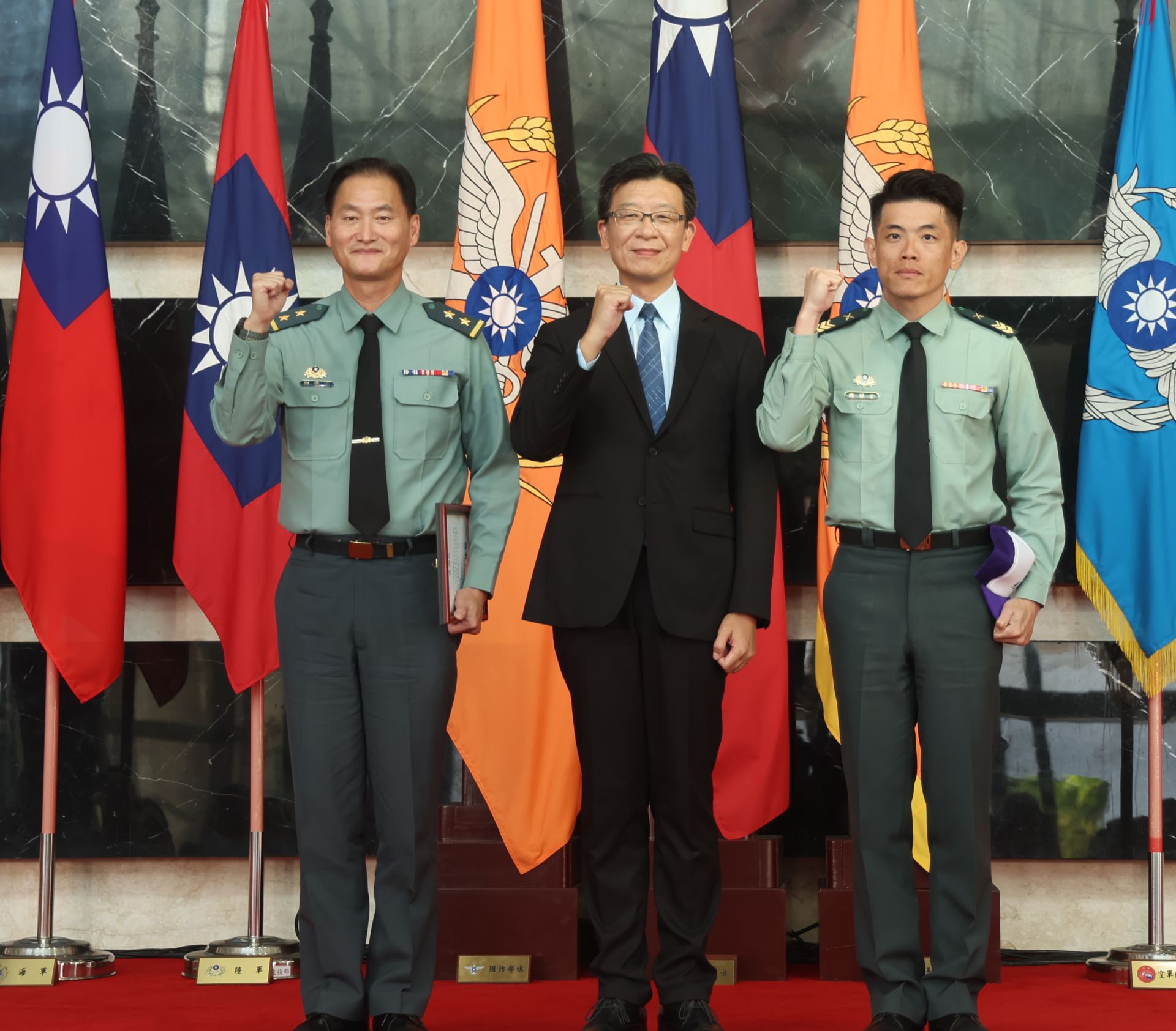 花蓮光復商工校長陳德明與花防部指揮官劉中將及陸軍步兵101旅陳保宏士官長合影。（記者葉軒瑜攝）