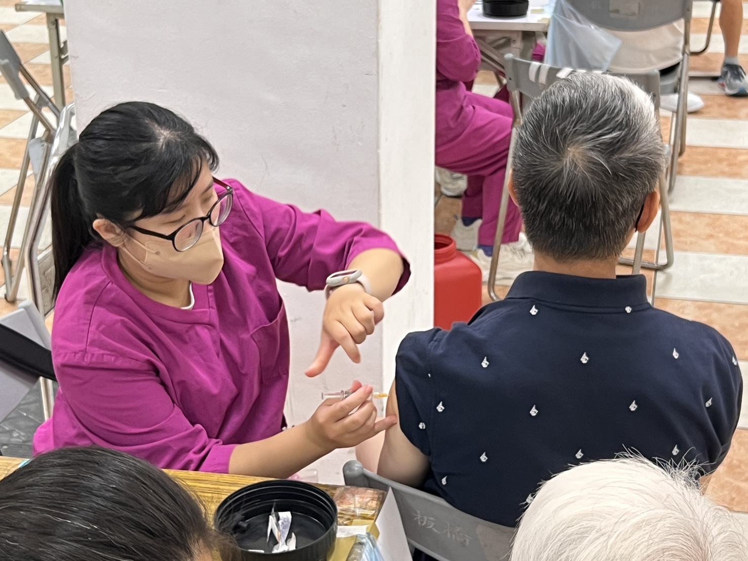 自11月1日起已擴大流感及新冠疫苗接種對象至50歲以上成人，新北市衛生局鼓勵市民「左流右新」同時接種2種疫苗，一次輕鬆獲得雙重保護。(新北市衛生局提供)