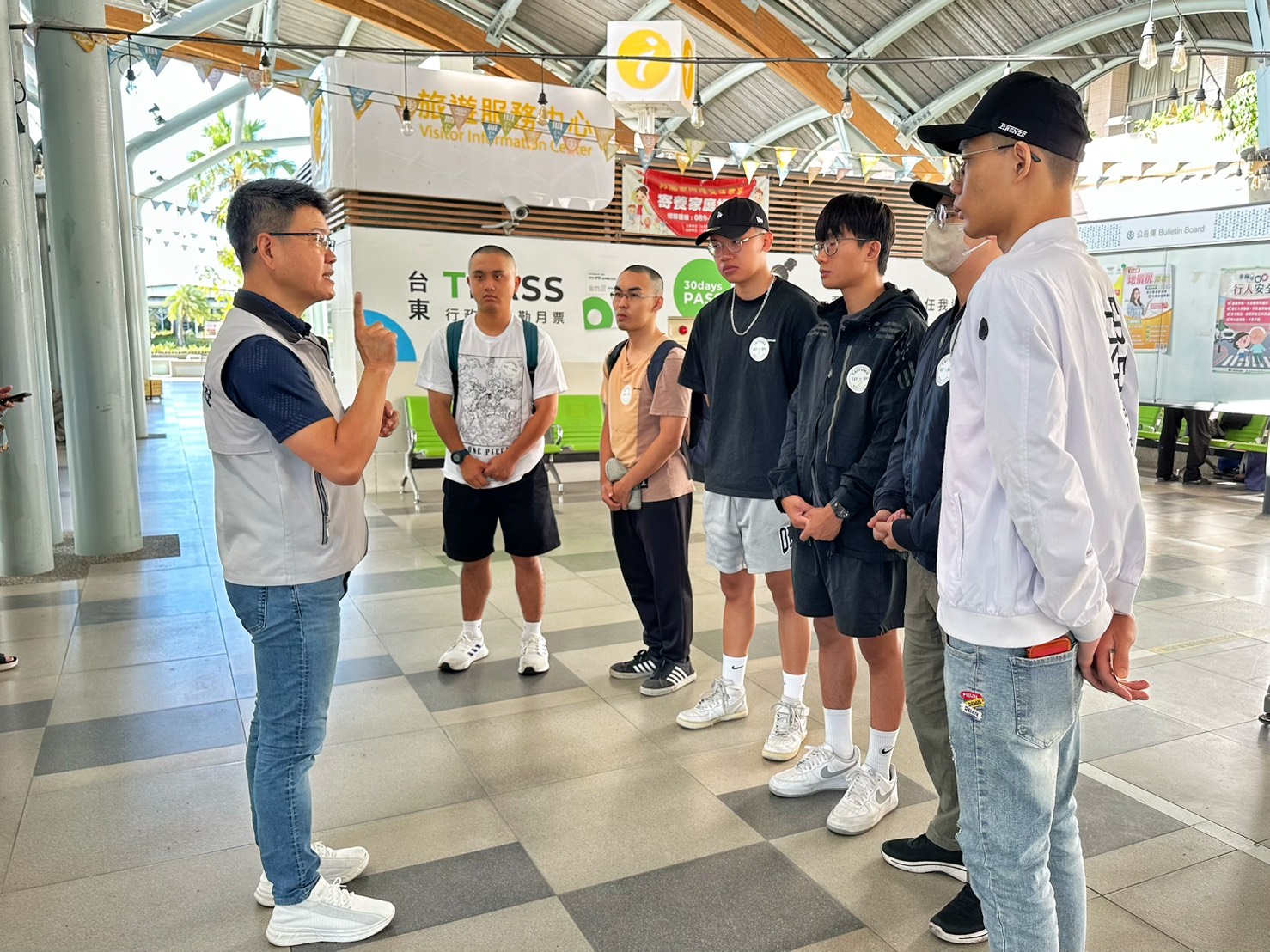 臺東縣軍人服務站站長曾仁政向役男宣導軍人之友社服務工作，並鼓勵家他們抱持正向、樂觀心態，完成國民應盡義務。（臺東縣軍人服務站提供）