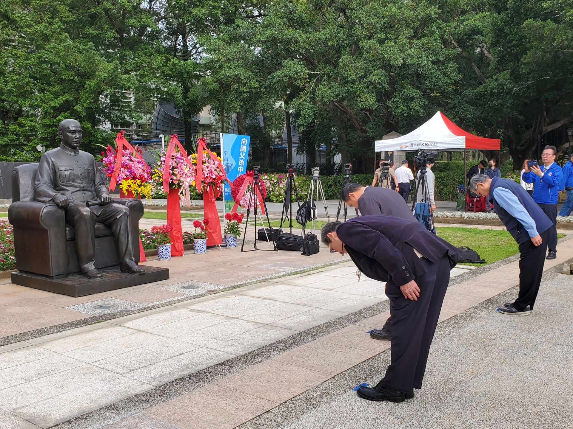 國館「向孫中山先生致敬」活動，11月12日上午9時起於中山文化園區「中山碑林」，開放社會各界團體及民眾向國父銅像行禮致敬。（國父紀念館提供）