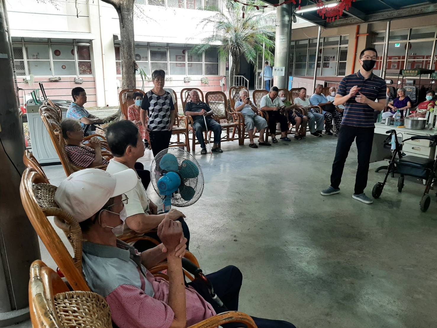 疫苗施打前， 屏東榮家醫務室蔡宇軒醫師為住民、工作人員宣導疫苗接種重要性。（屏東榮家提供）