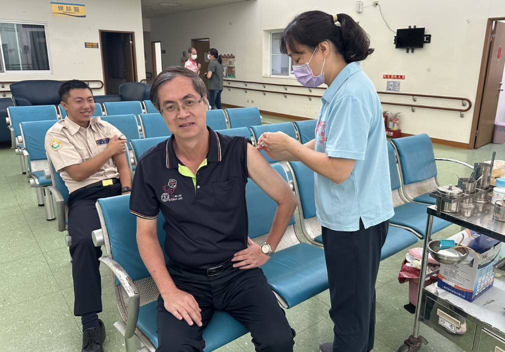 屏東榮家近日展開新冠疫苗接種作業，家主任李秦強帶領同仁施打疫苗，一起守護家區長輩健康。（屏東榮家提供）