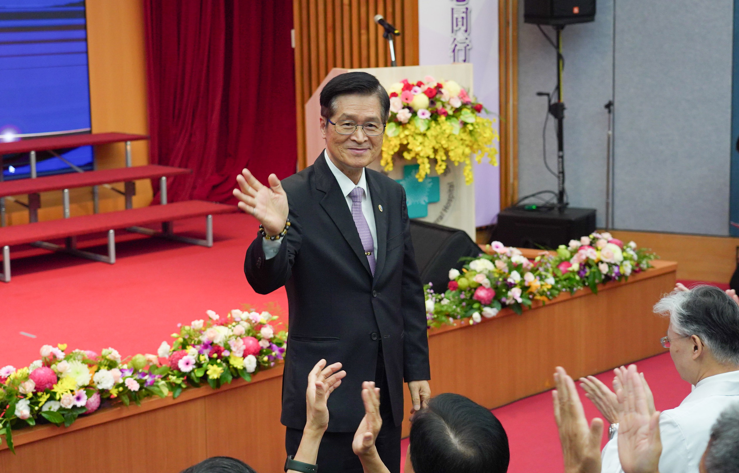 國軍退除役官兵輔導委員會主委嚴德發親自主持所屬中區醫療及安養機構114年優良醫師表揚大會。（臺中榮總提供）