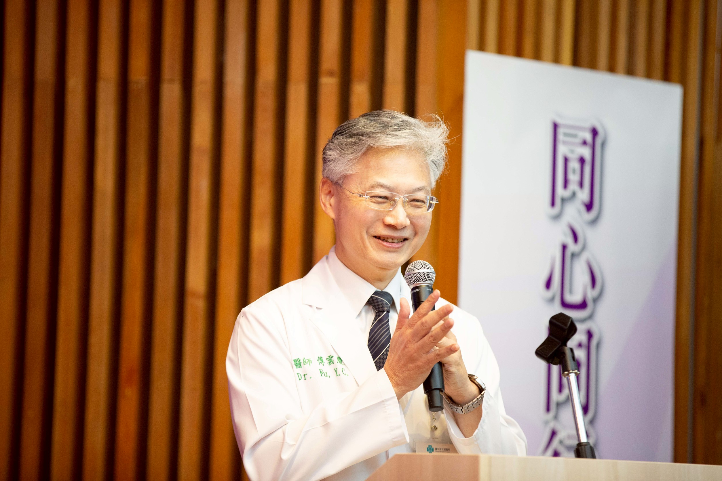 臺中榮總院長傅雲慶致詞指出，盼醫師們深深思考在科技時代下仍應具備的人本關懷。（臺中榮總提供）