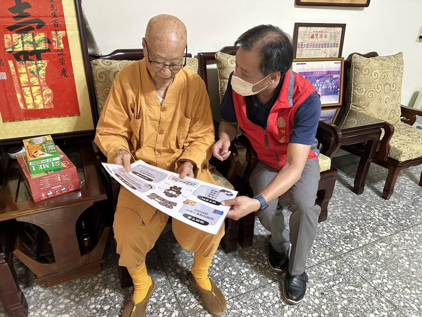 輔導組長陳重榮關懷訪視宋爺爺，說明普發1萬元相關防詐訊息，提醒長輩注意安全領取。（新北市榮民服務處提供）