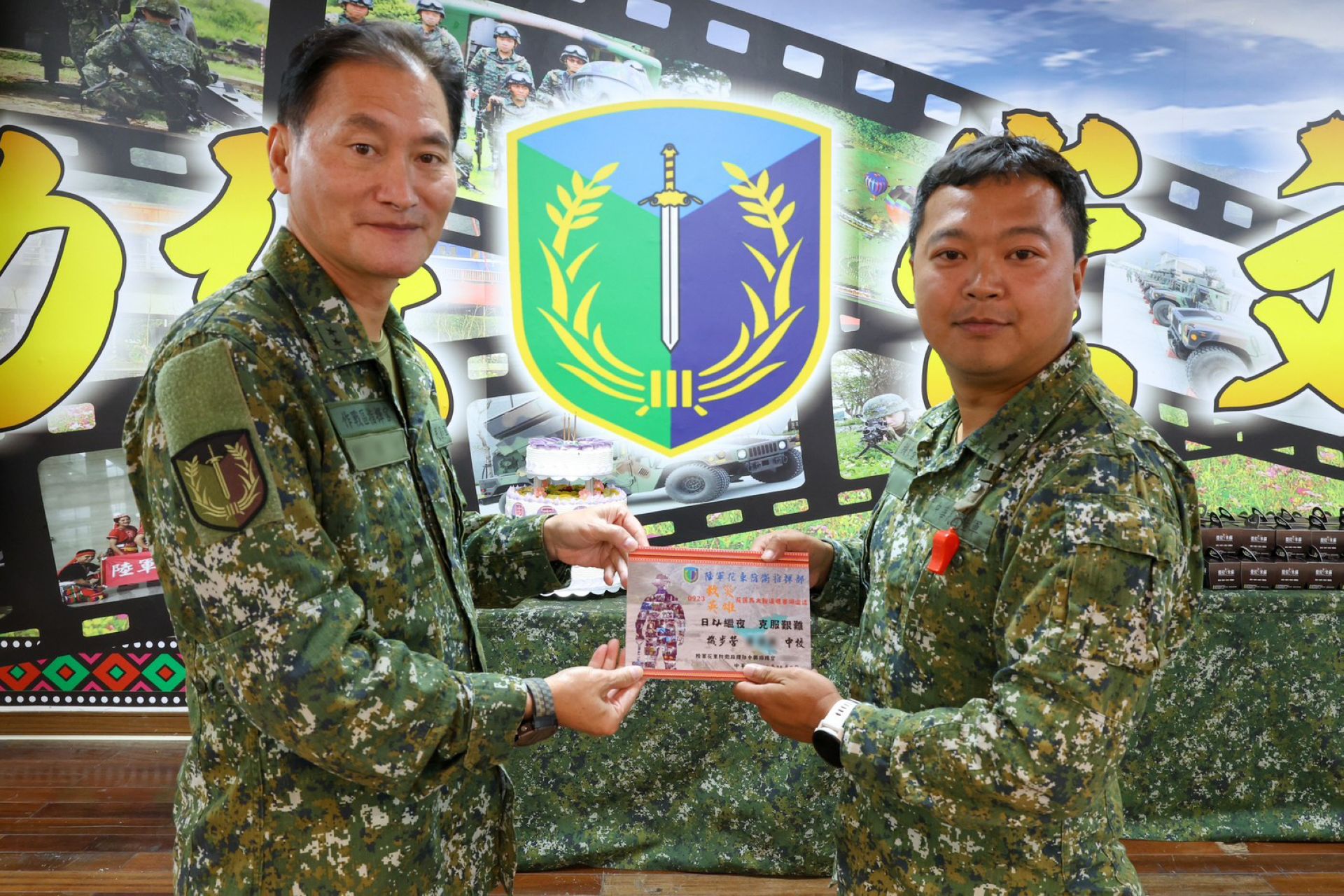 花防部指揮官劉中將逐一頒發「英雄狀」表揚。（花防部提供）