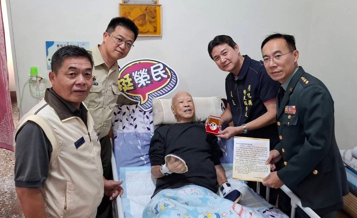 各縣市後備指揮部指揮官代表國防部長顧立雄，頒贈「抗戰先進紀念二戰暨抗戰勝利80週年紀念徽章」。（後備指揮部提供）