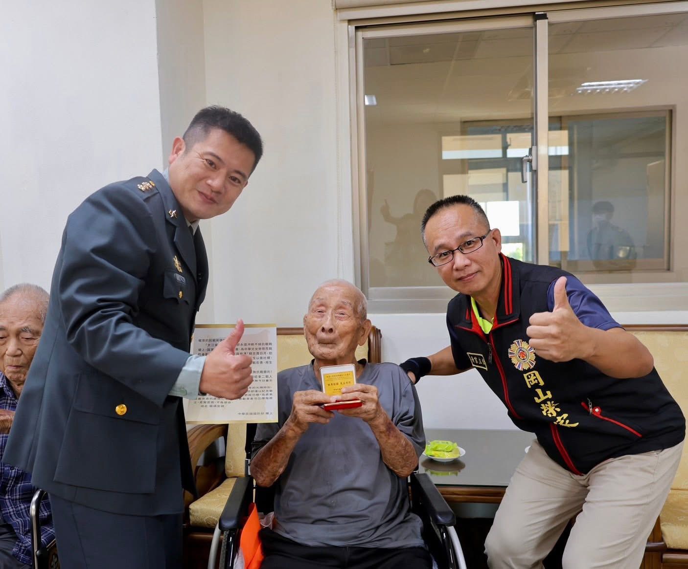 各縣市後備指揮部指揮官代表國防部長顧立雄，頒贈「抗戰先進紀念二戰暨抗戰勝利80週年紀念徽章」。（後備指揮部提供）