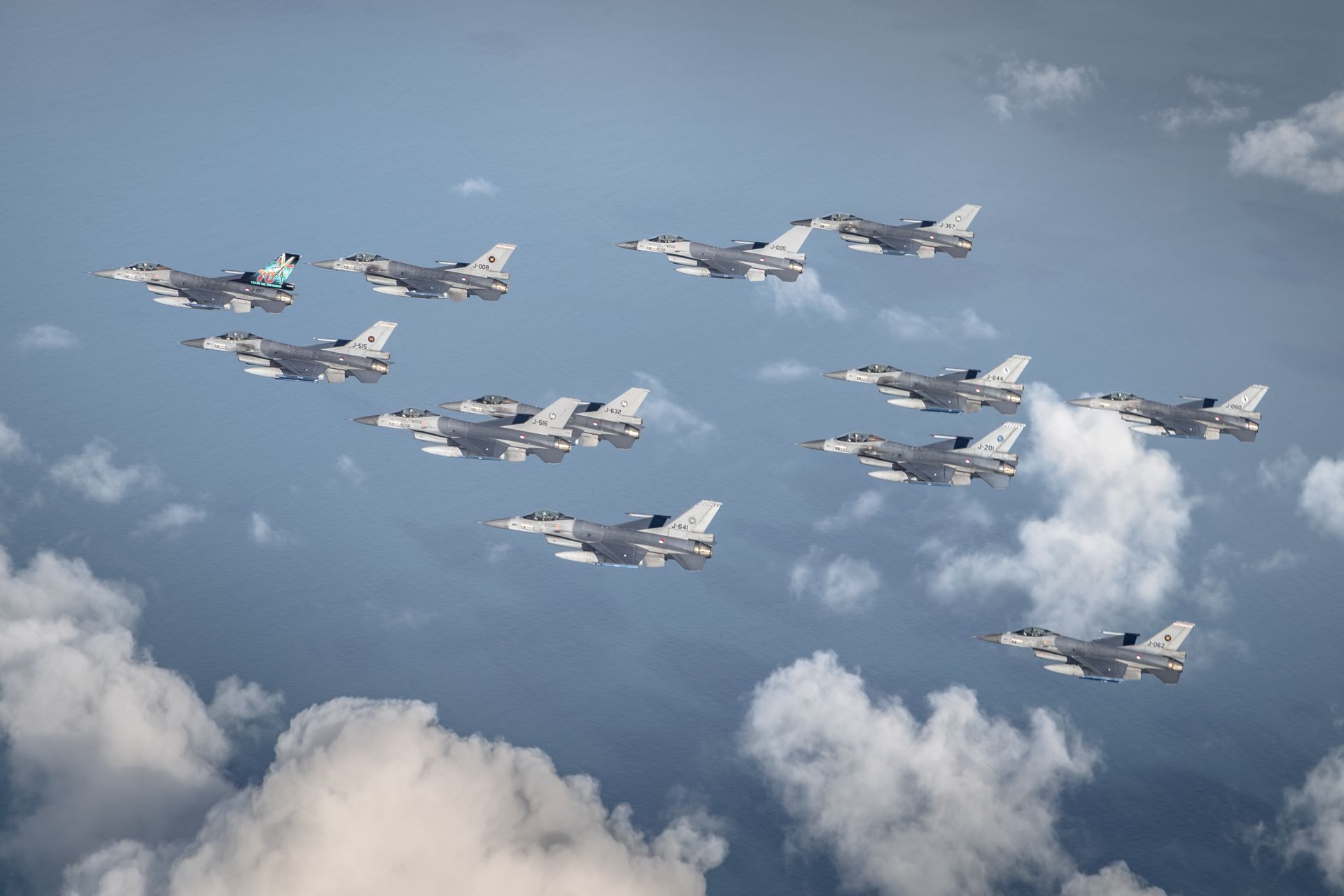 荷蘭向羅馬尼亞移交18架F-16訓練機，維繫「歐洲F-16訓練中心」訓練能量。圖為編隊飛行的荷軍F-16。（取自荷蘭國防部網站）